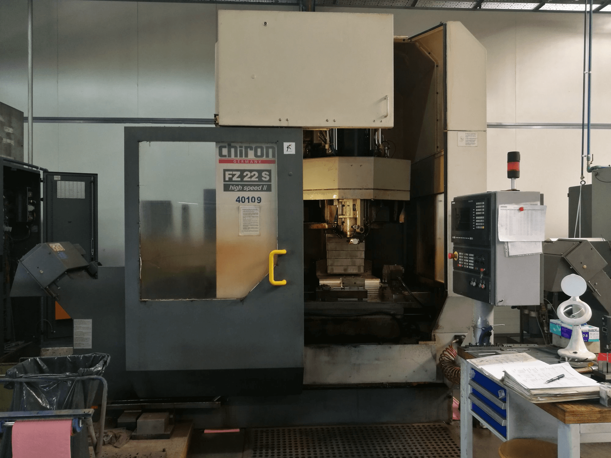 Vista frontale della macchina Chiron FZ 22 S