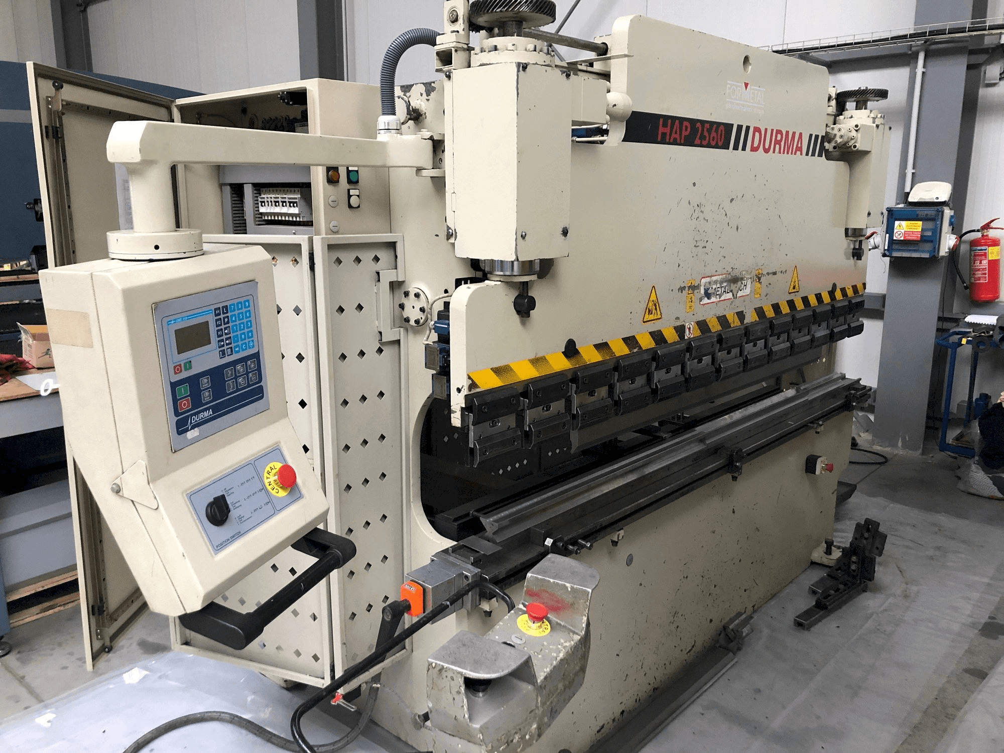 Vista frontale della macchina Durma HAP 2560