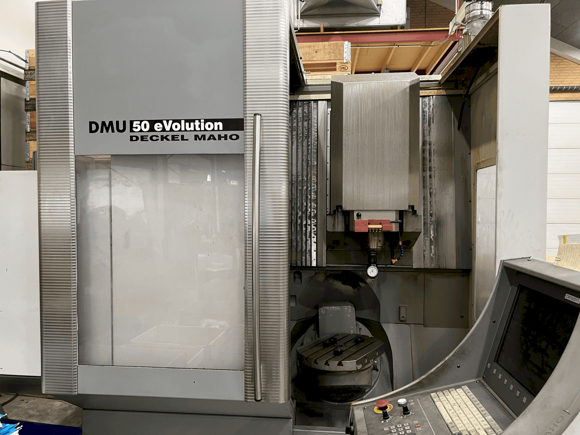 Vista frontale della macchina DECKEL MAHO DMU 50 eVolution