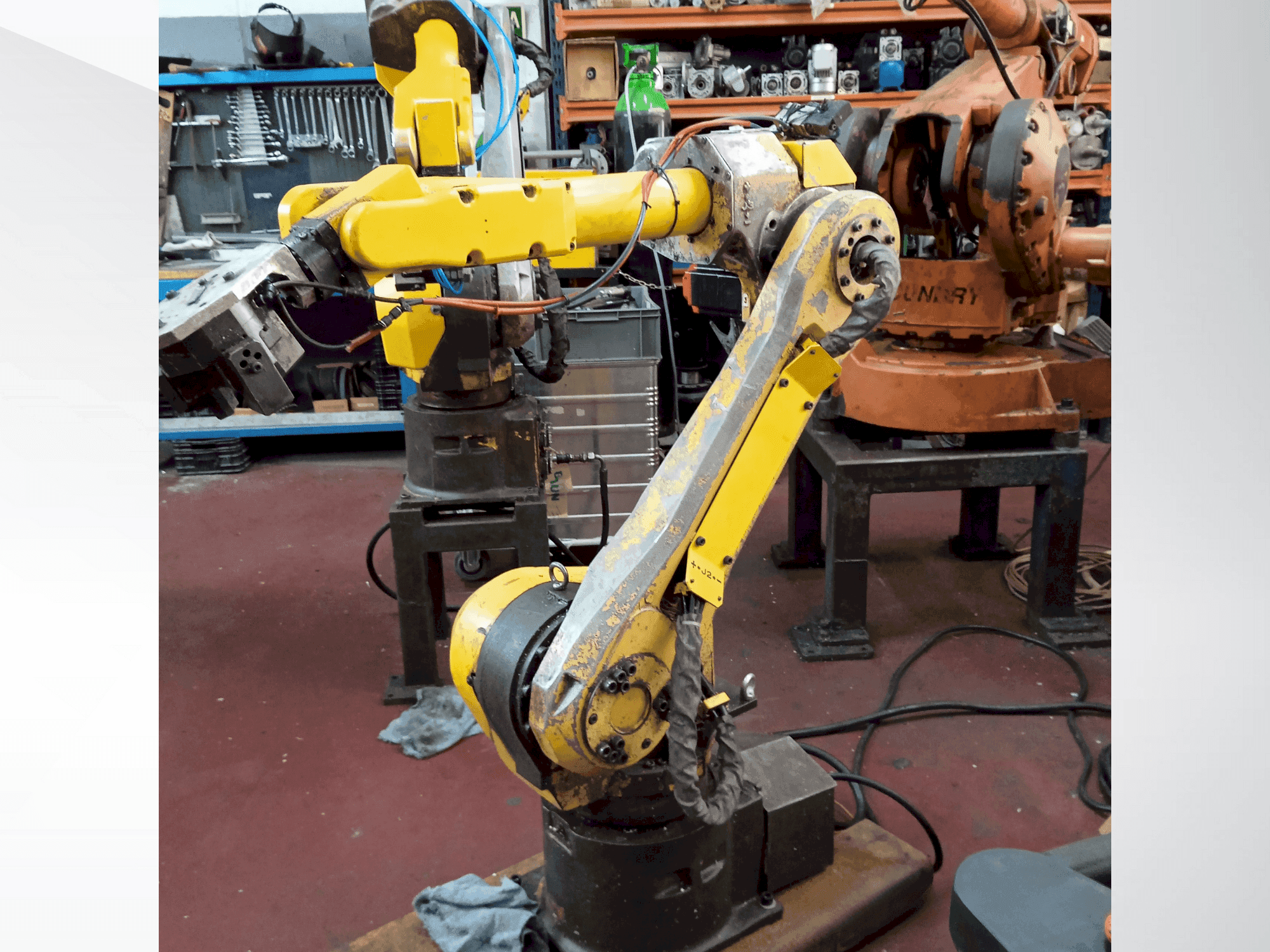 Vista frontale della macchina FANUC M-16iB