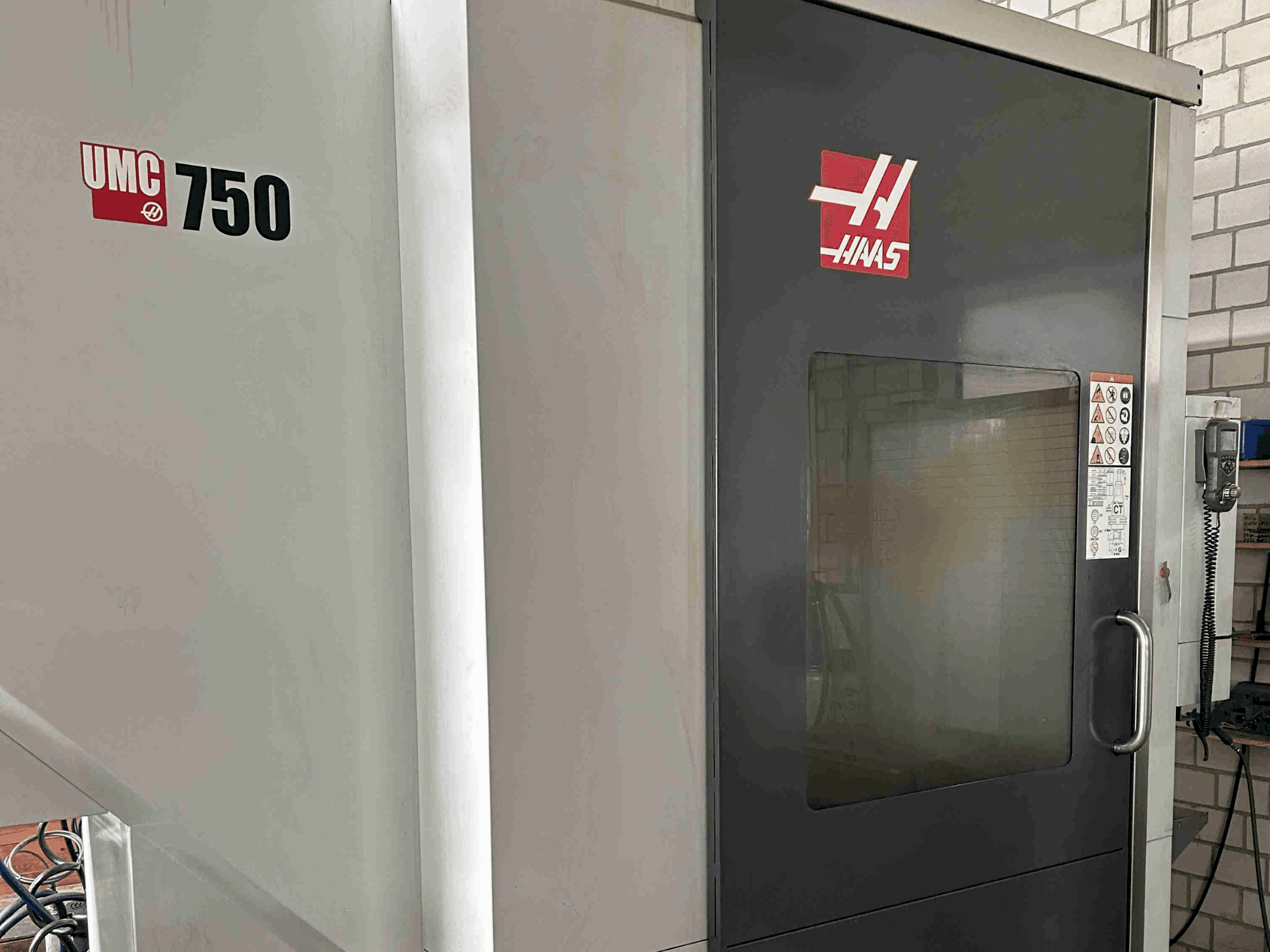 Vista frontale della macchina HAAS UMC-750