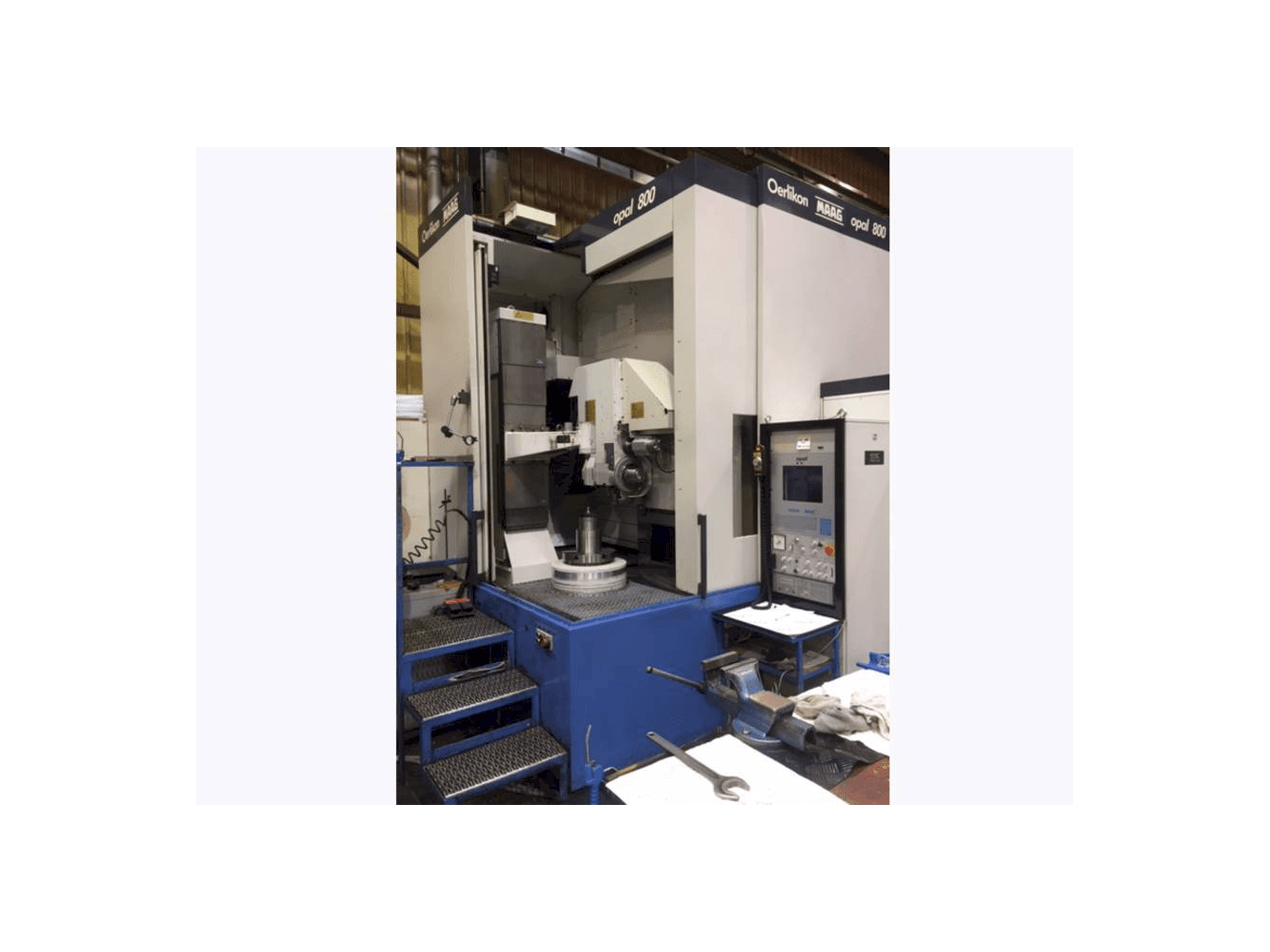 Vista frontale della macchina Oerlikon MAAG OPAL 800