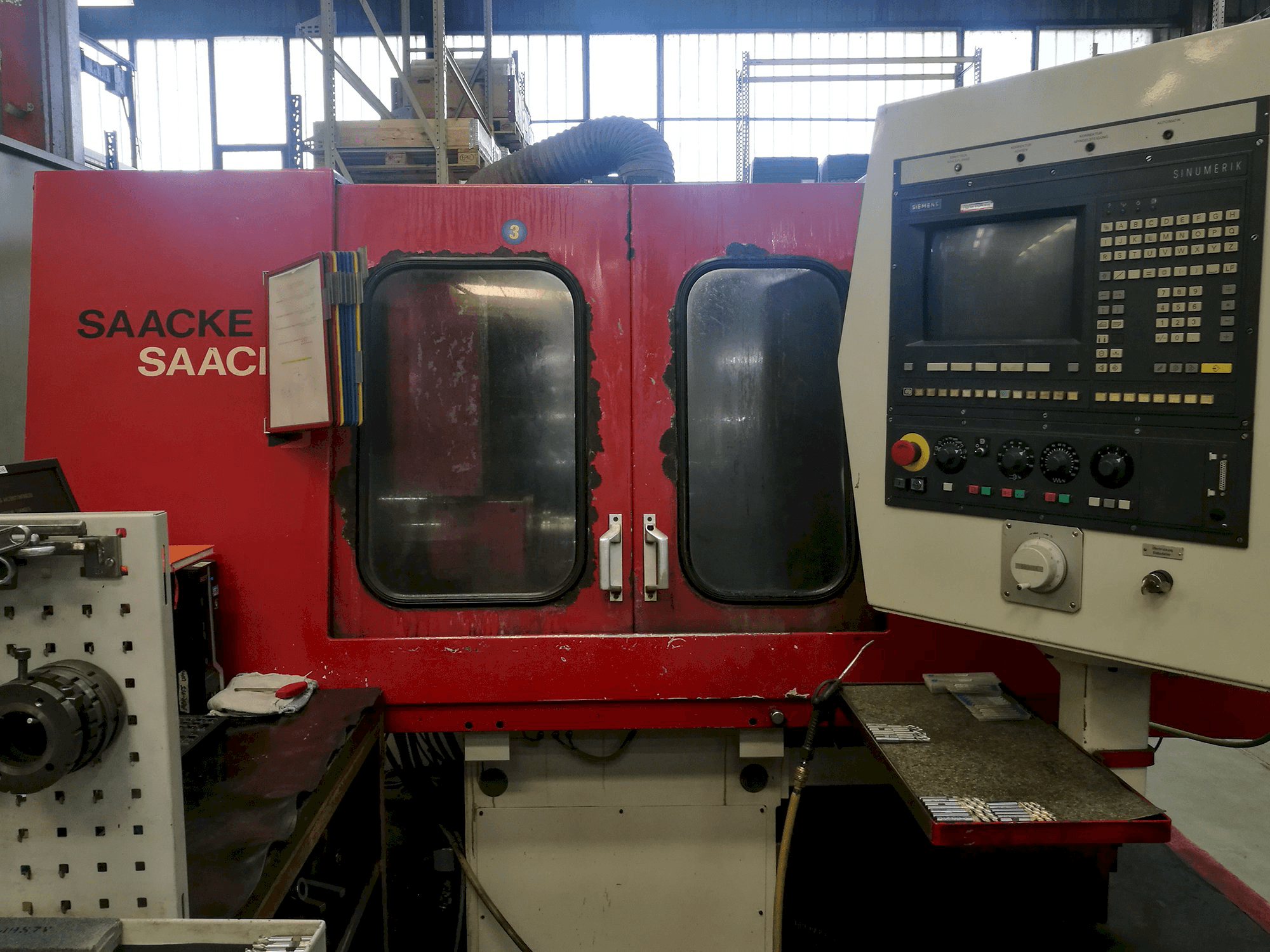 Vista frontale della macchina SAACKE UWII CNC