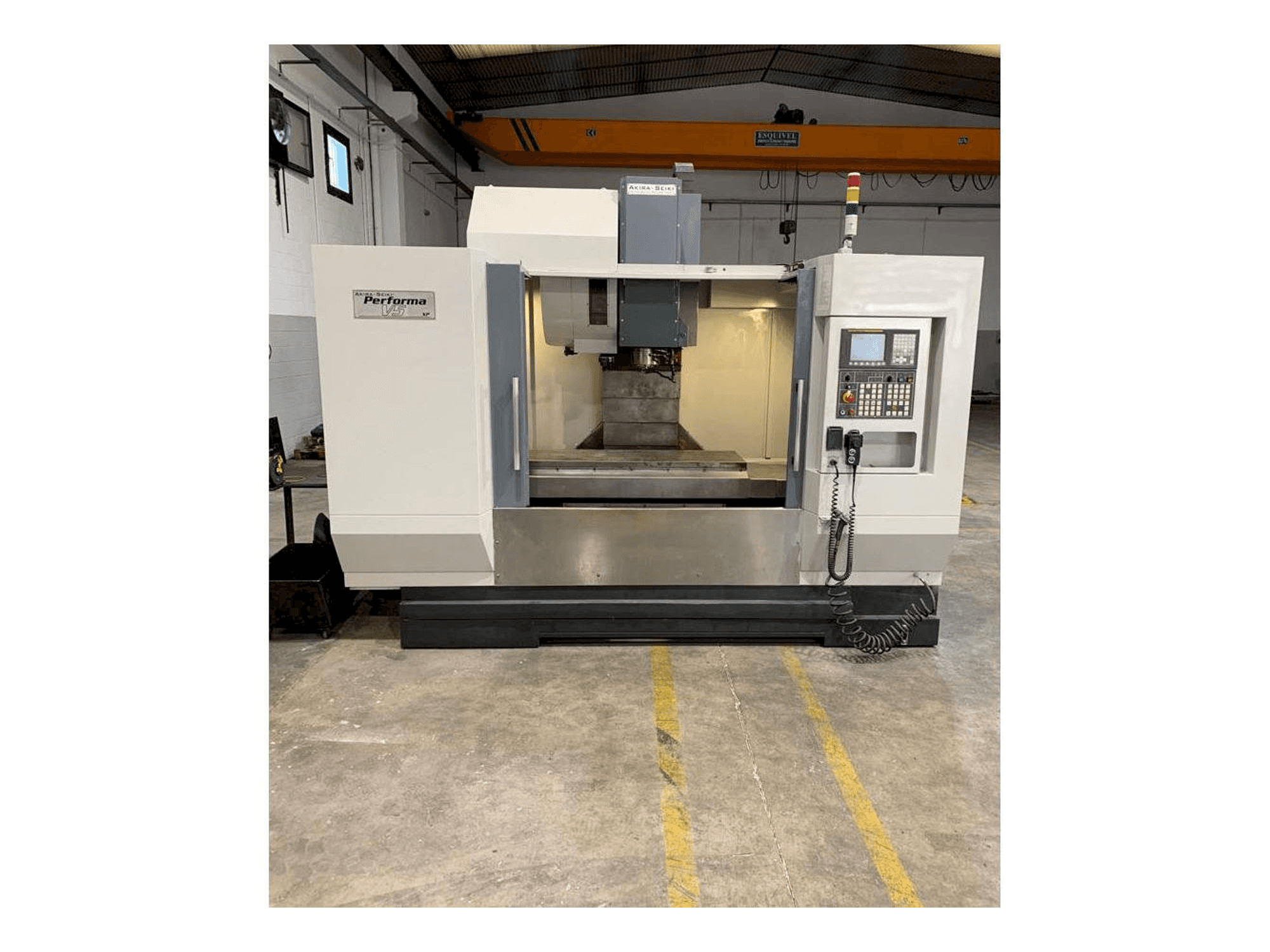 Vista frontale della macchina Akira Seiki V5 XP