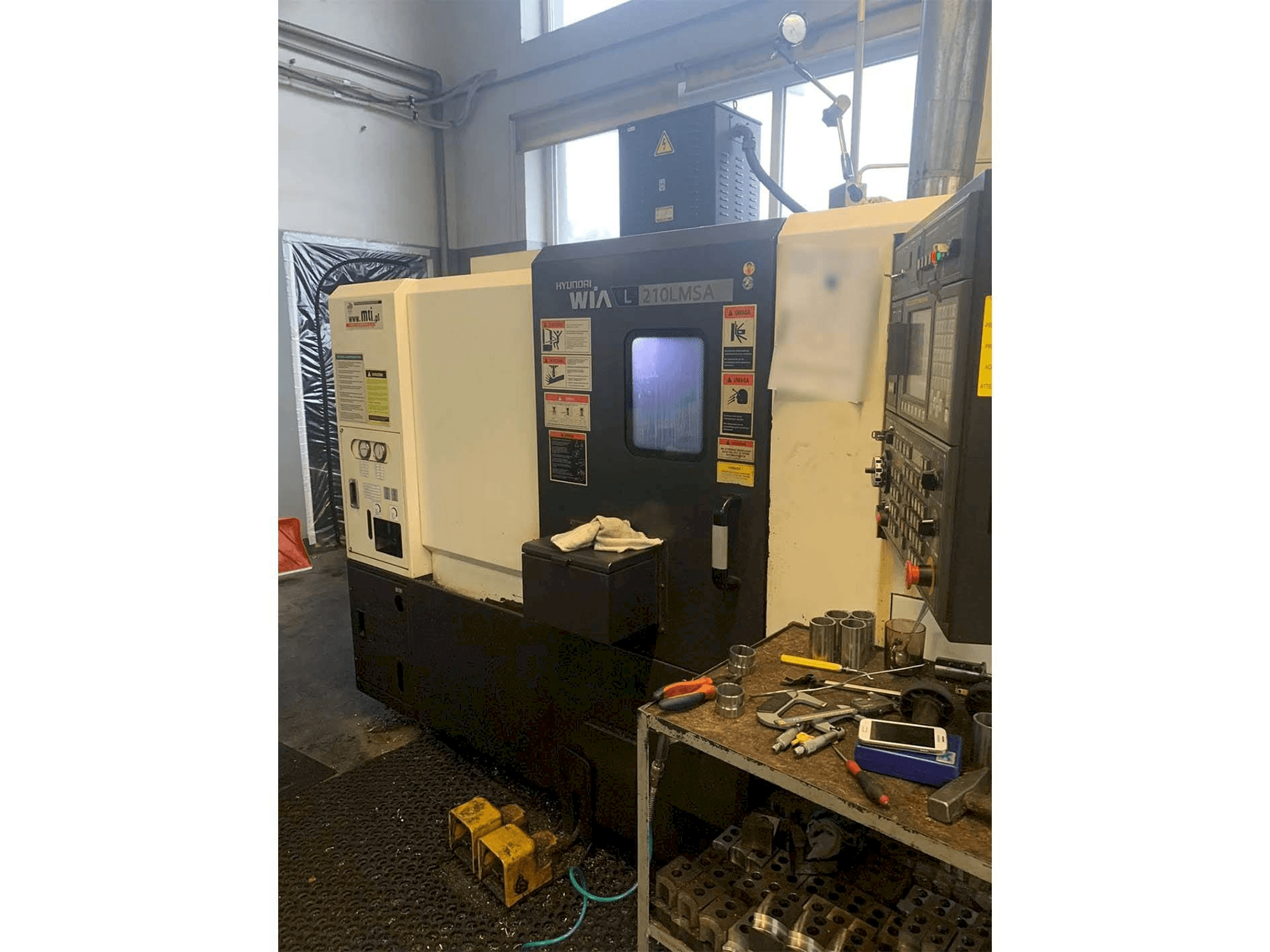 Vista frontale della macchina Hyundai Wia L210LMSA