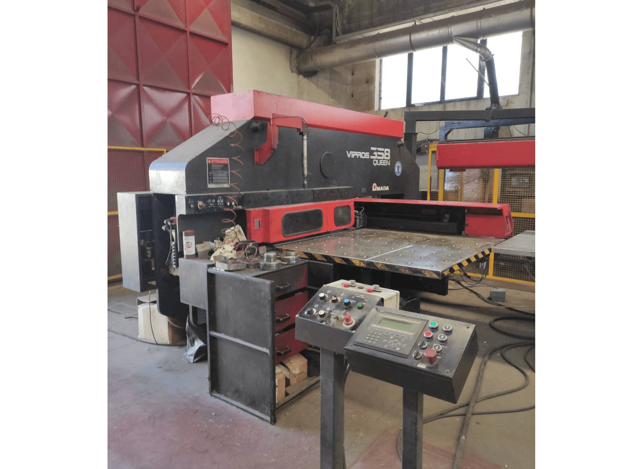 Vista frontale della macchina AMADA VIPROS 358