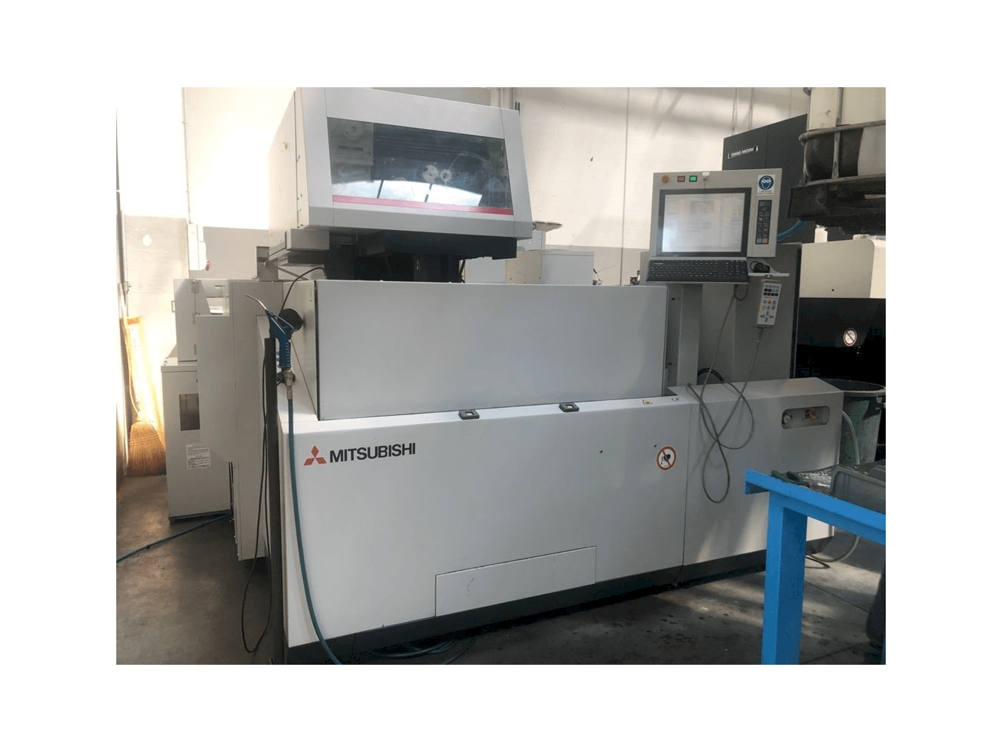 Vista frontale della macchina Mitsubishi MV2400S