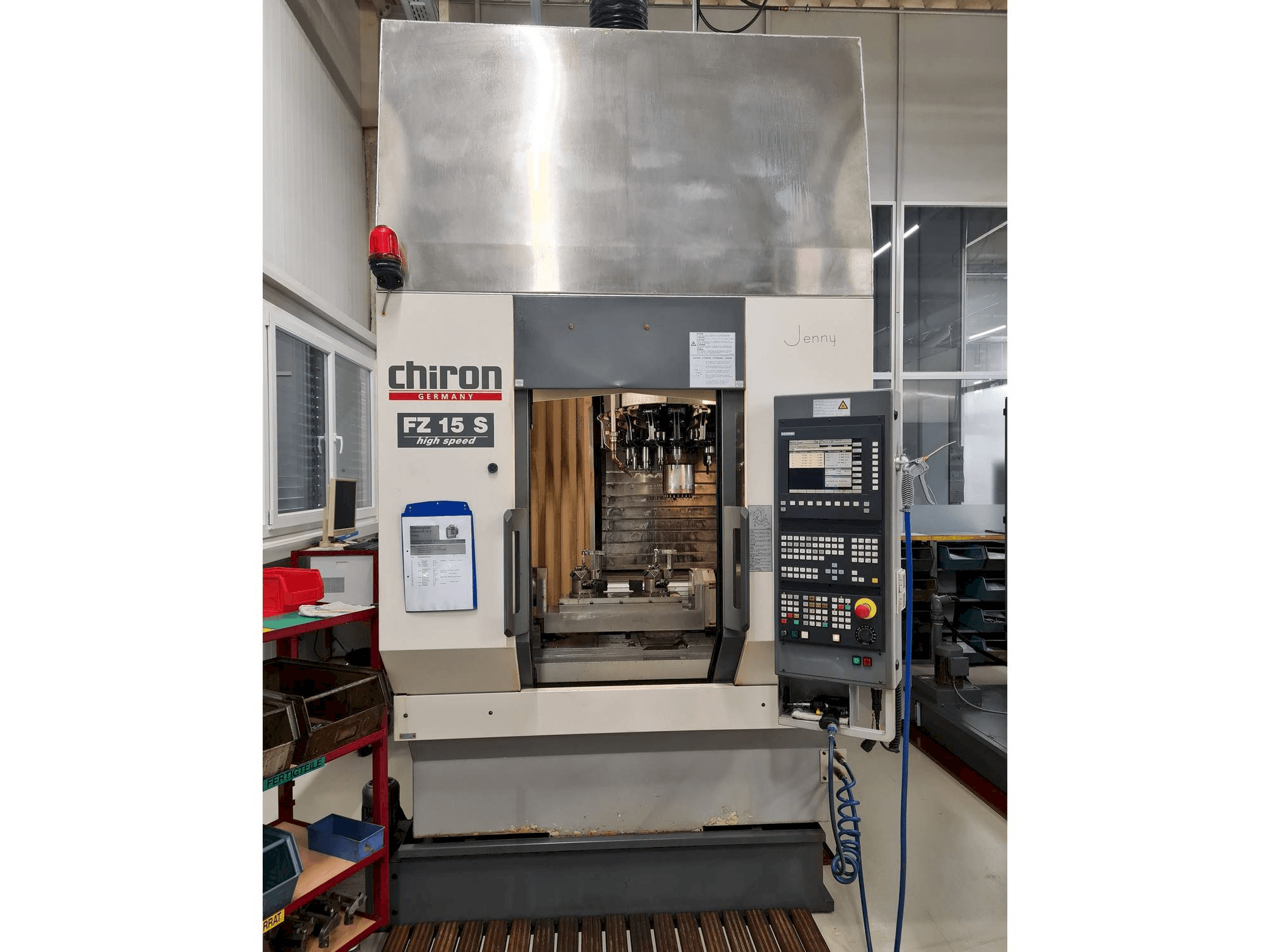 Vista frontale della macchina CHIRON FZ 15 S