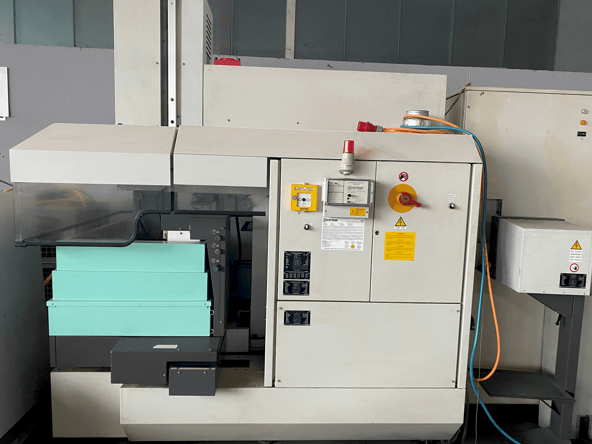 Vista frontale della macchina AGIE Agietron Integral 2