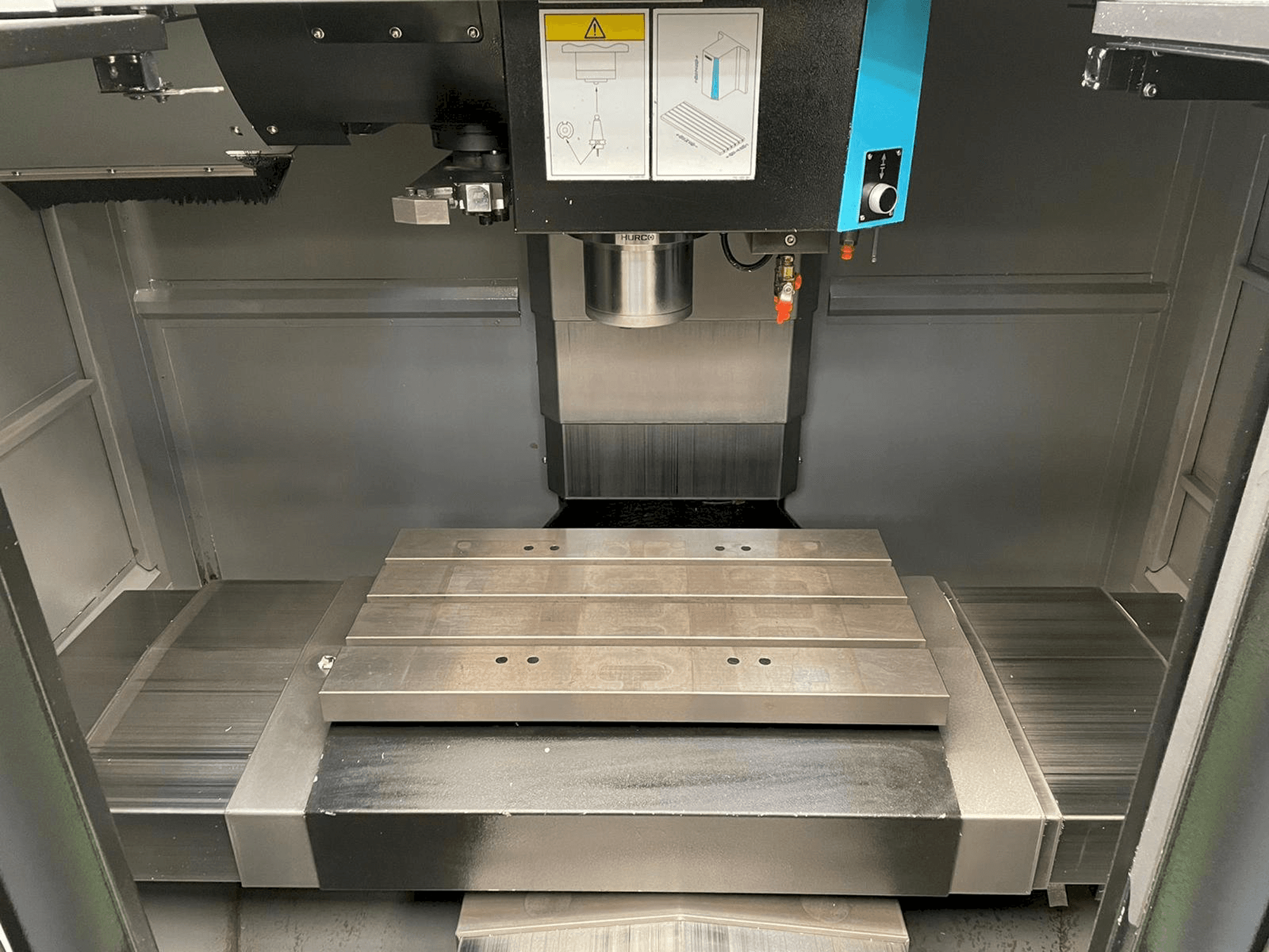 Vista frontale della macchina Hurco VM 10i