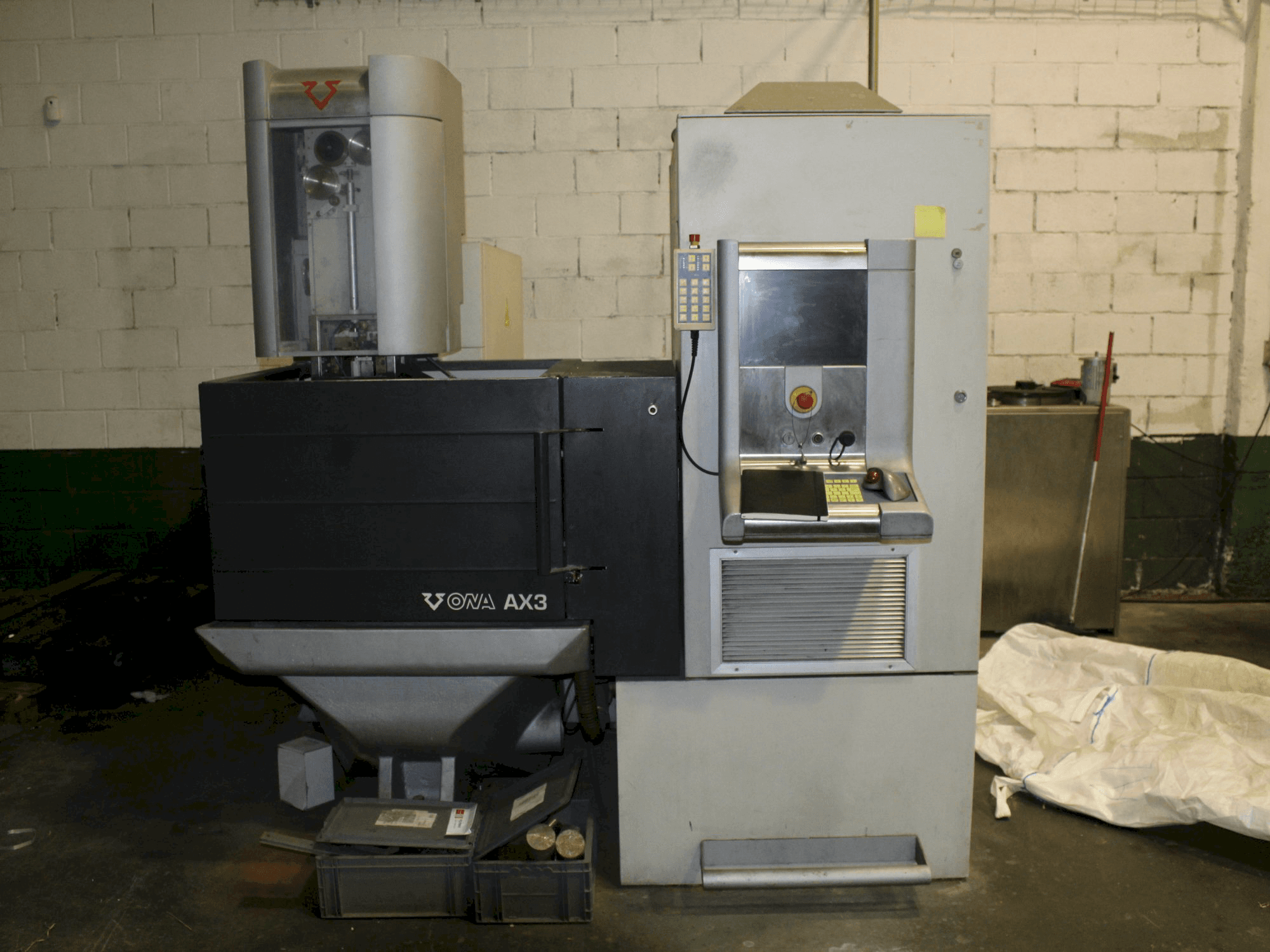 Vista frontale della macchina ONA AX3