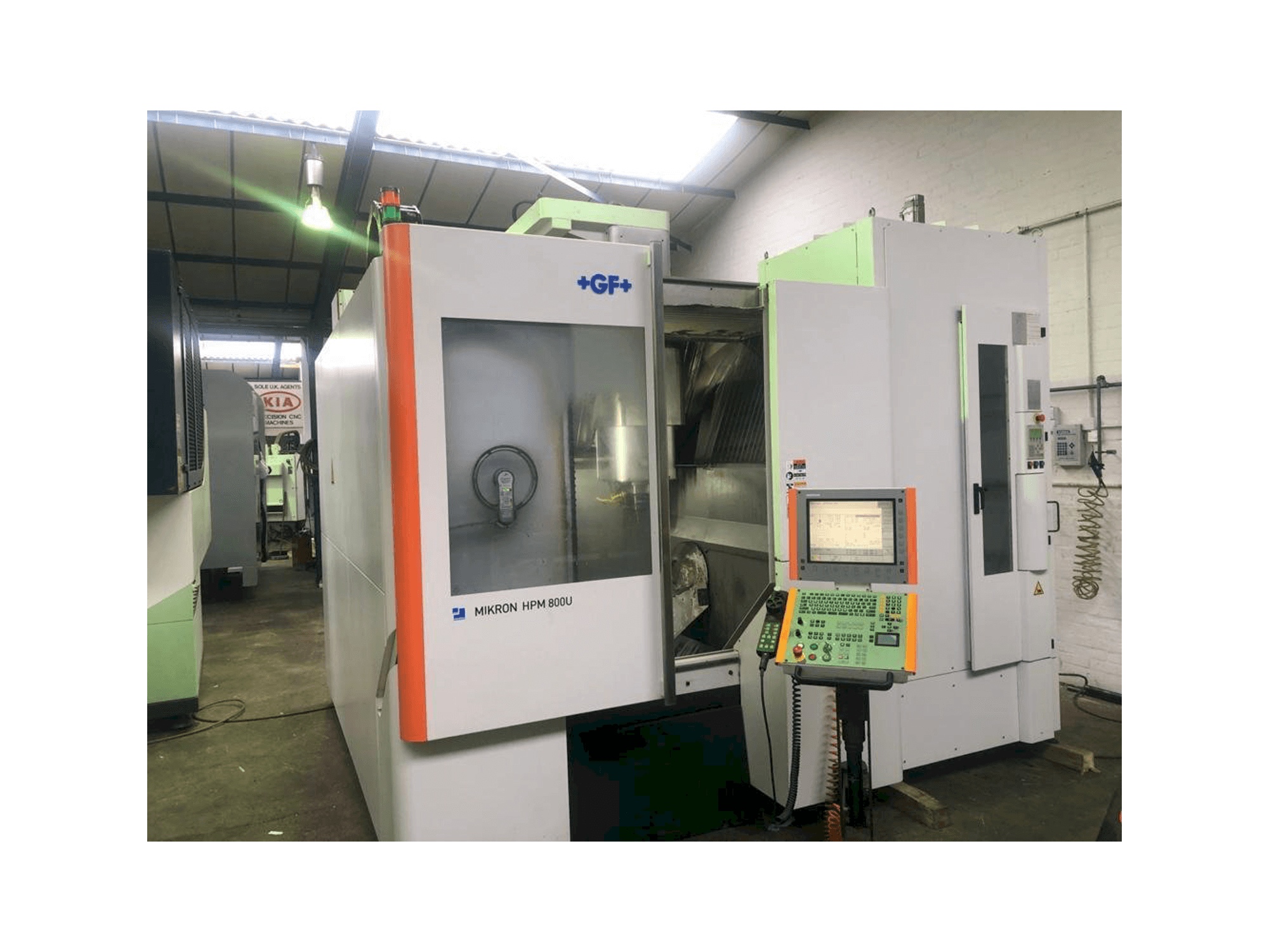 Vista frontale della macchina MIKRON HPM 800U