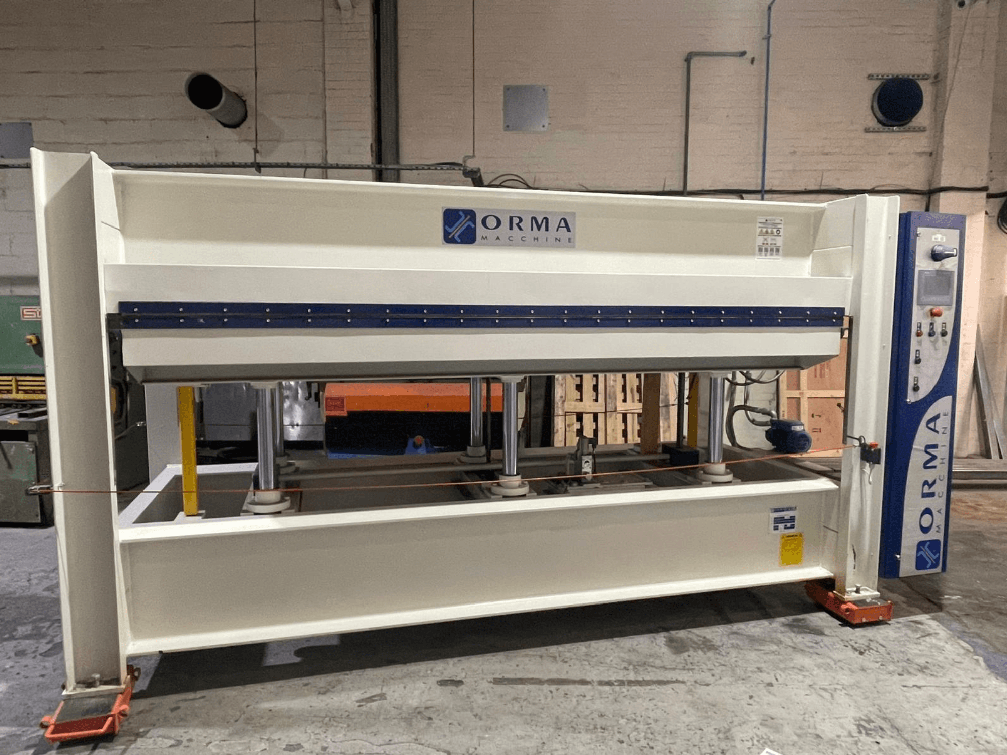 Pressa idraulica Orma Macchine in vista frontale, con quattro supporti verticali e pannello di controllo sul lato destro.