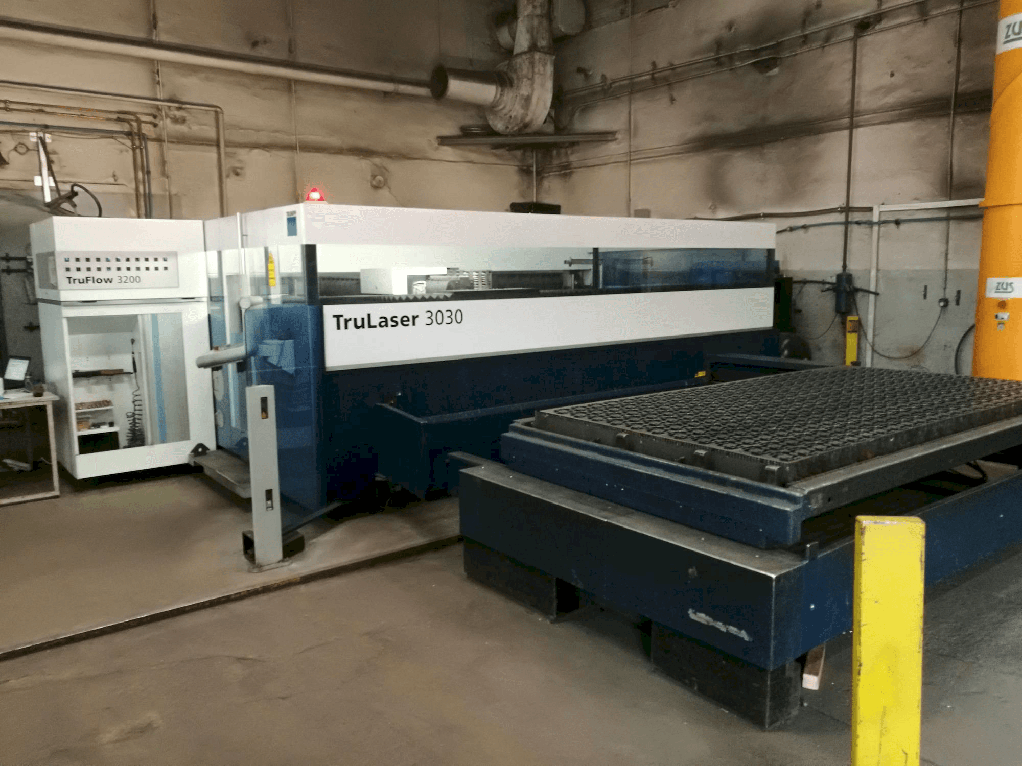 Vista frontale della macchina Trumpf TruLaser 3030 L20