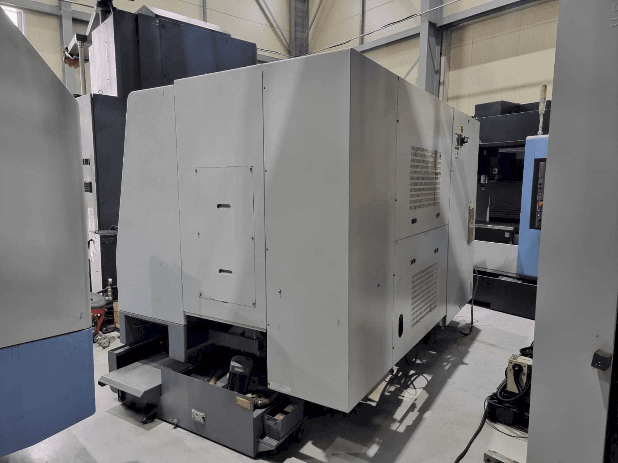 Vista frontale della macchina Hyundai Kia SKT250Y