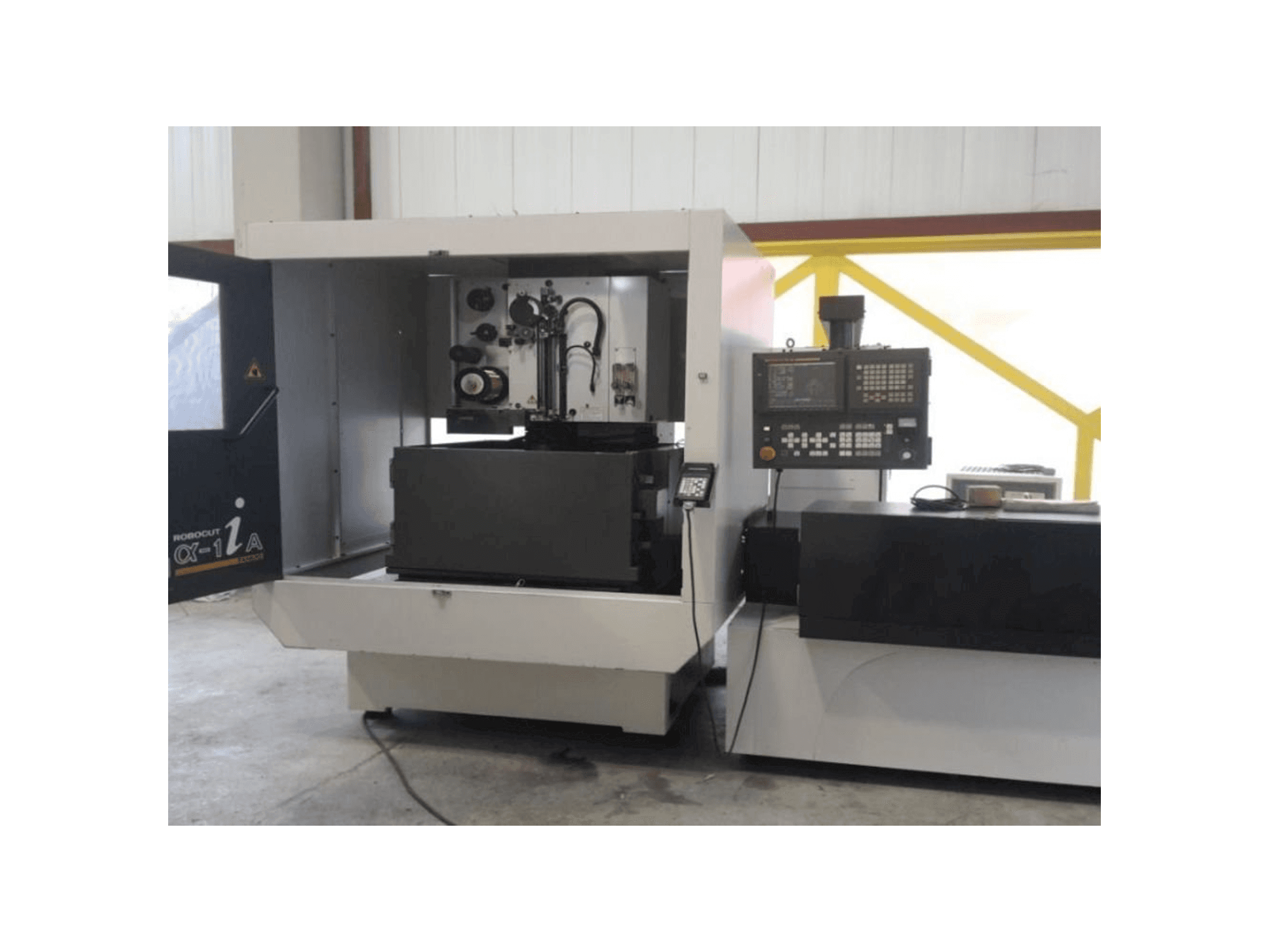 Vista frontale della macchina FANUC Robocut α-1iA