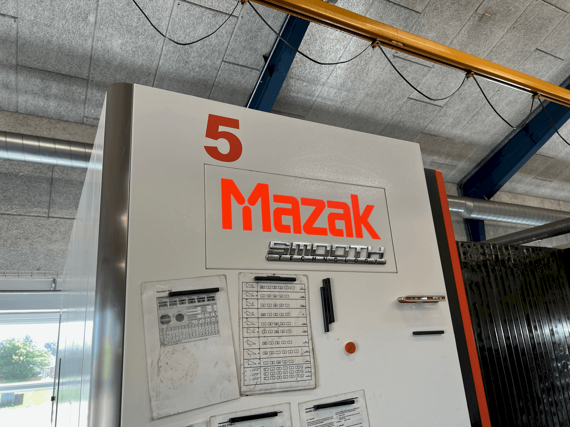 Vista frontale della macchina Mazak VTC-530C