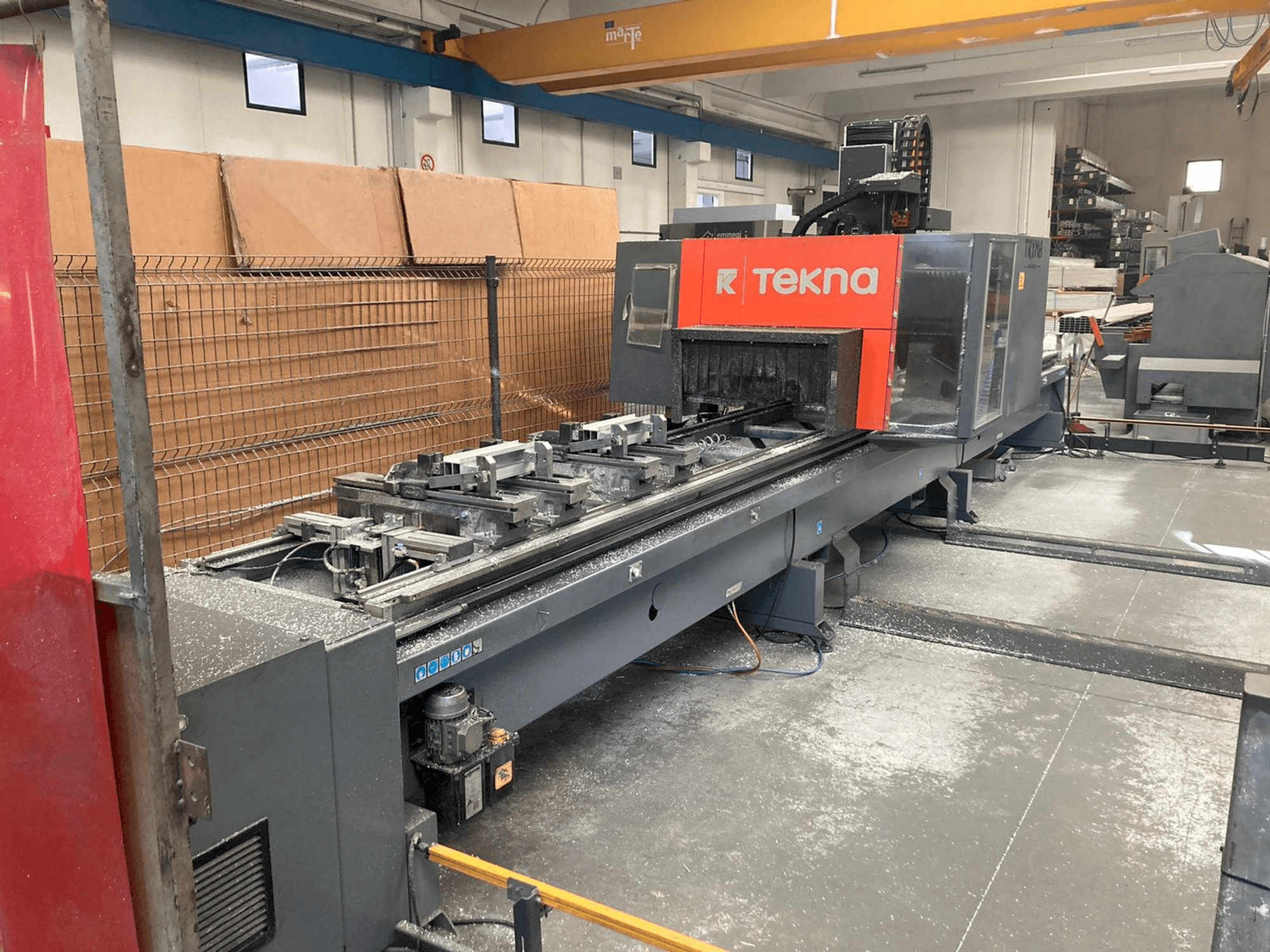 Vista frontale della macchina Tekna TKE 944-7