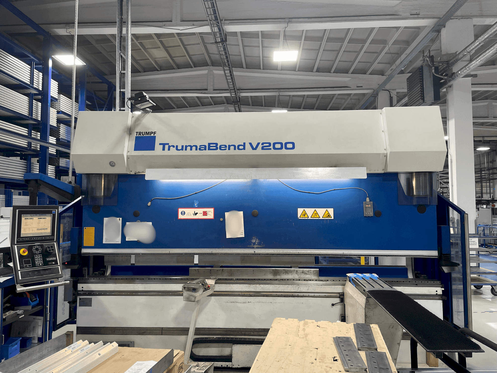 Vista frontale della macchina TRUMPF TrumaBend V200