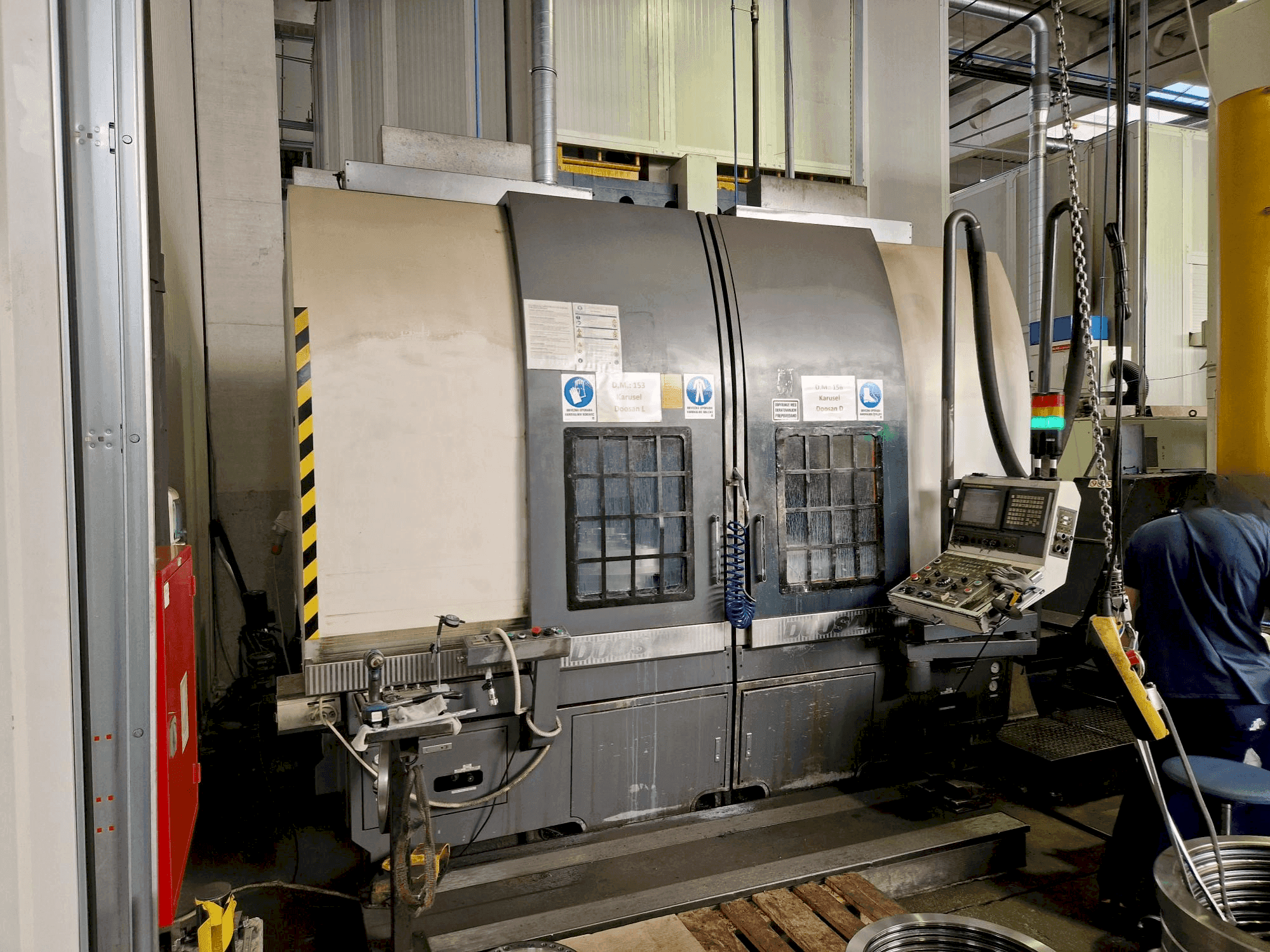 Vista frontale della macchina DOOSAN V740T