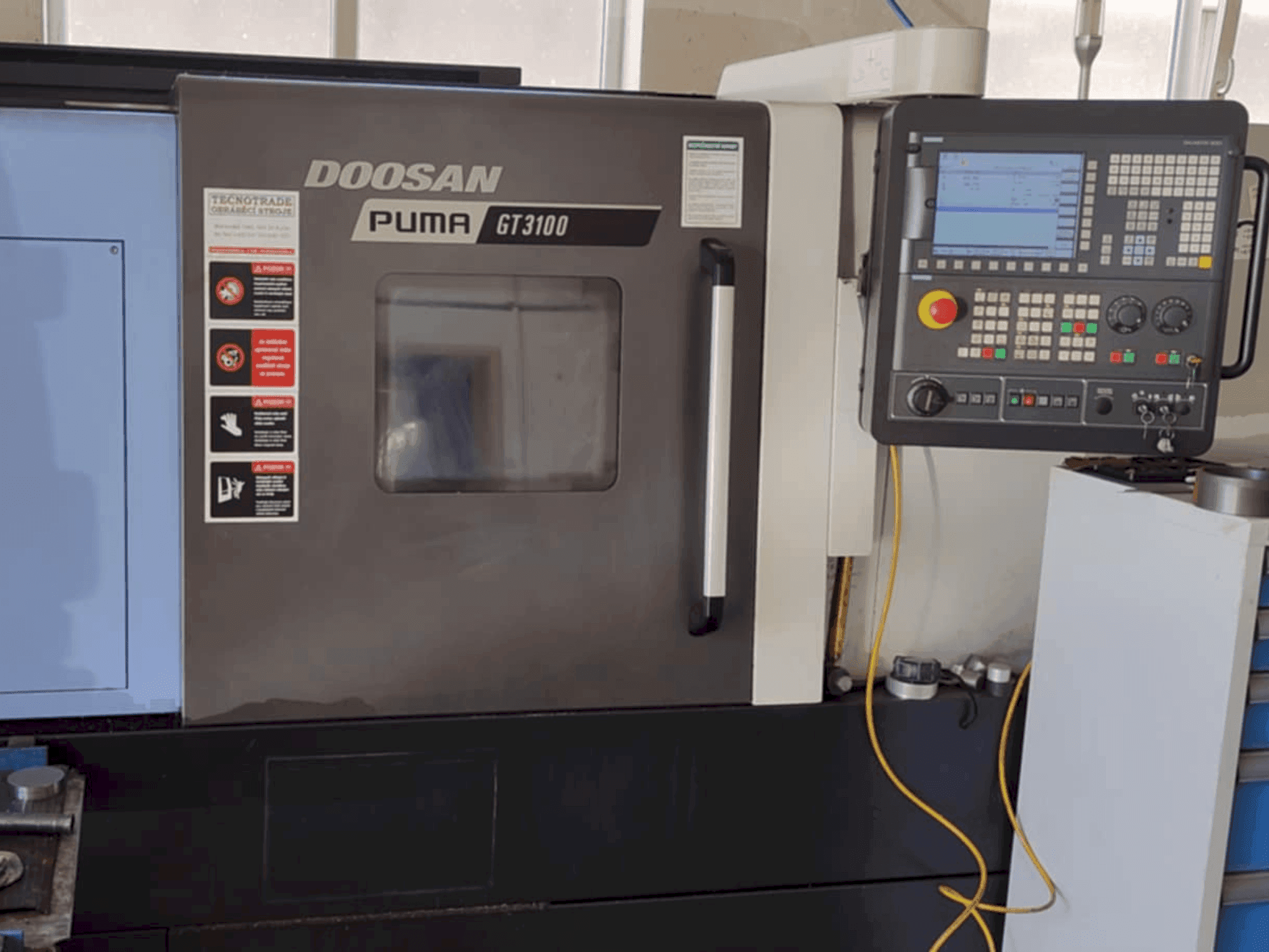 Vista frontale della macchina DOOSAN Puma GT3100