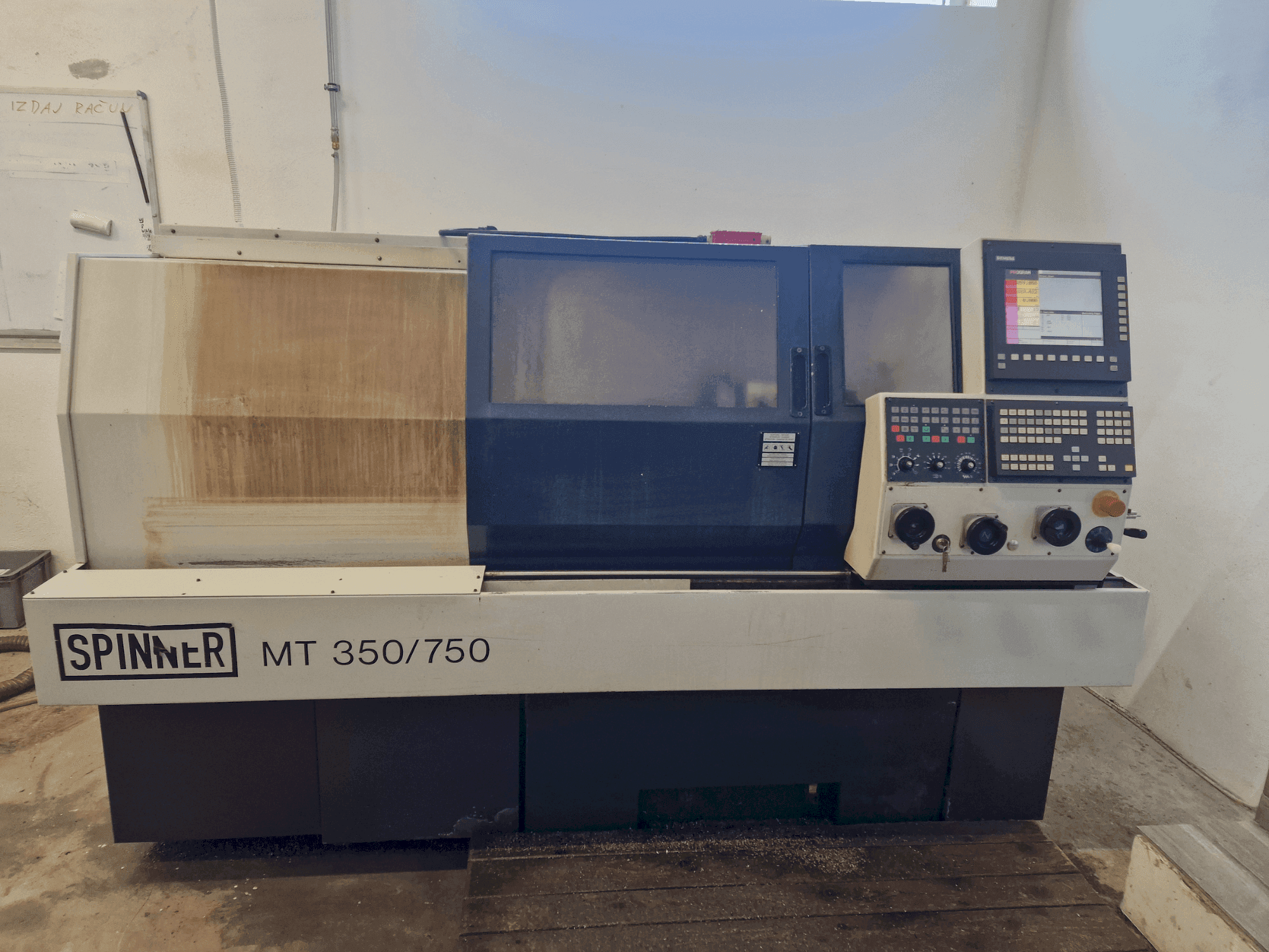 Vista frontale della macchina SPINNER MT 350/750