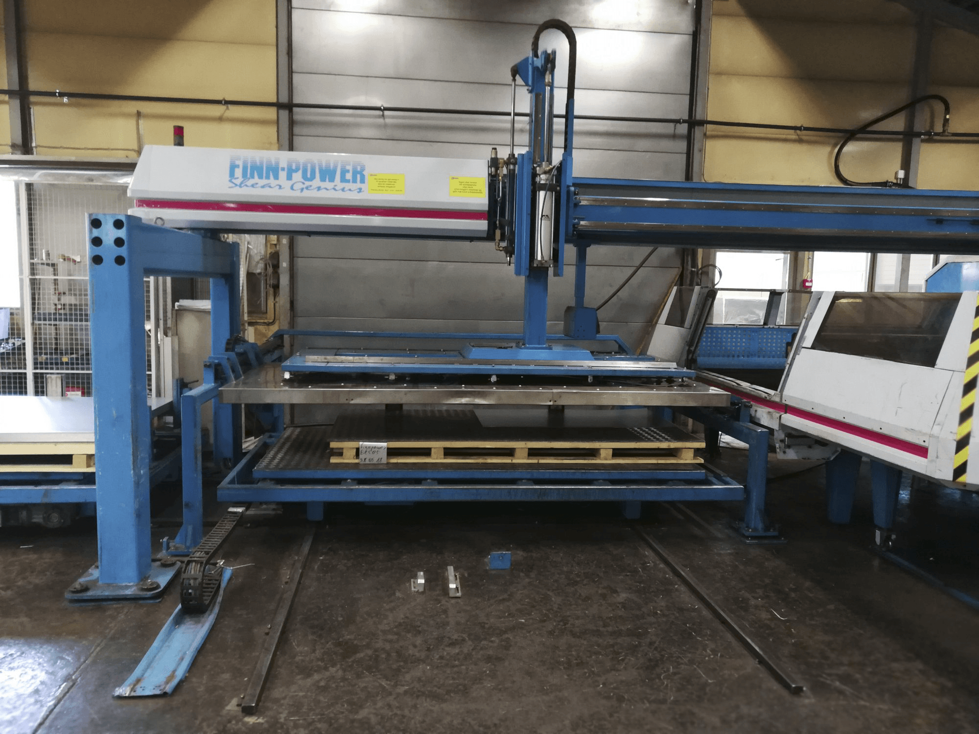 Vista frontale 1 della macchina Finn-Power TRS 6 SBU