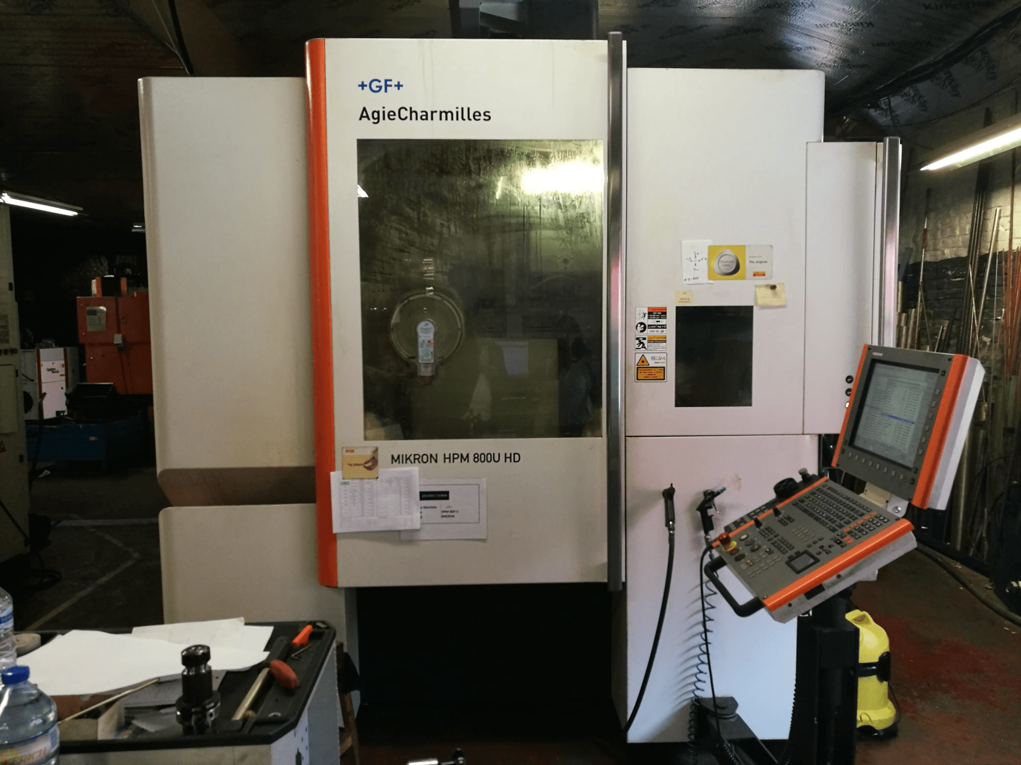 Vista frontale della macchina AgieCharmilles MIKRON HPM 800U HD