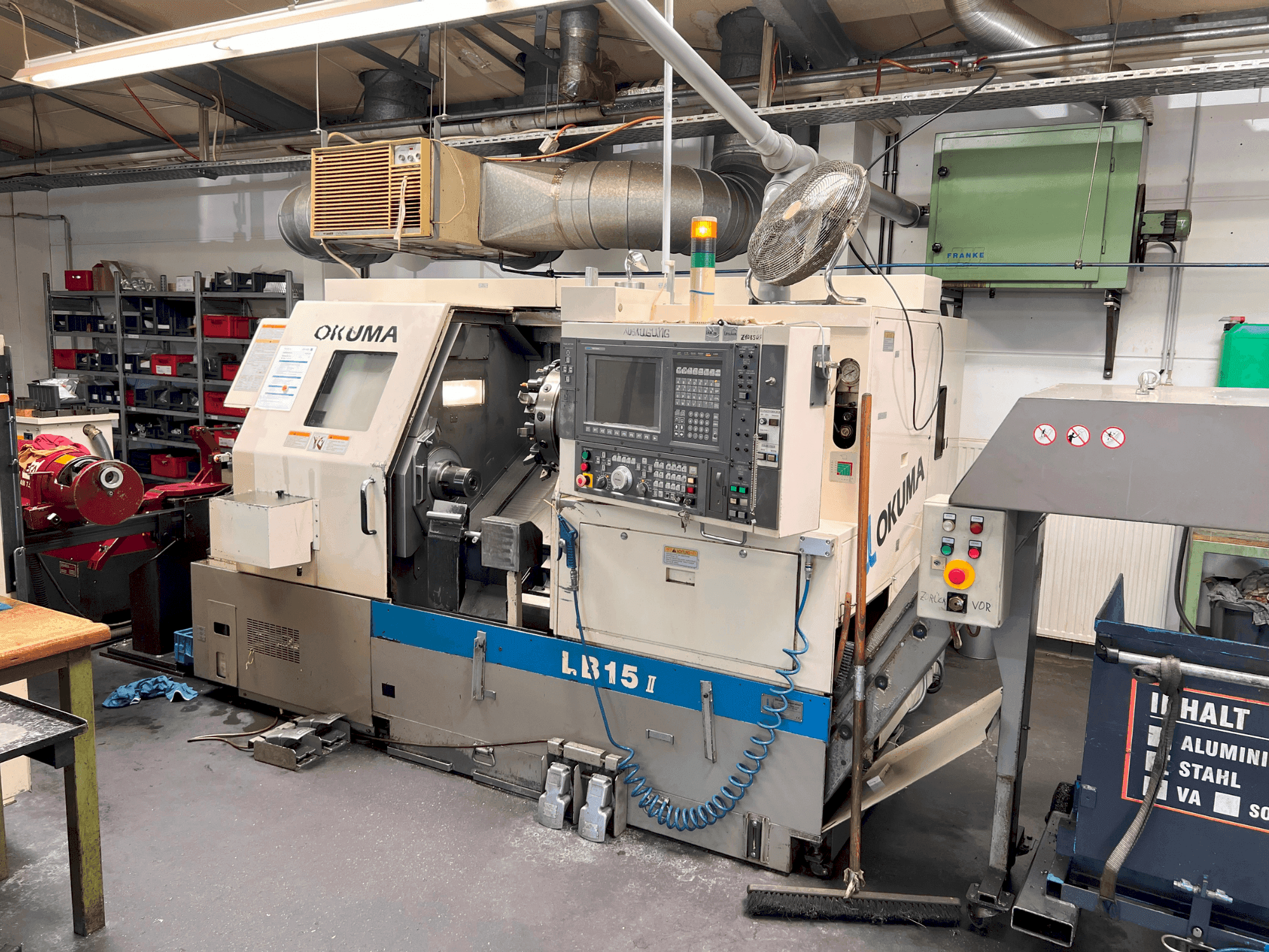 Vista frontale della macchina Okuma LB15II