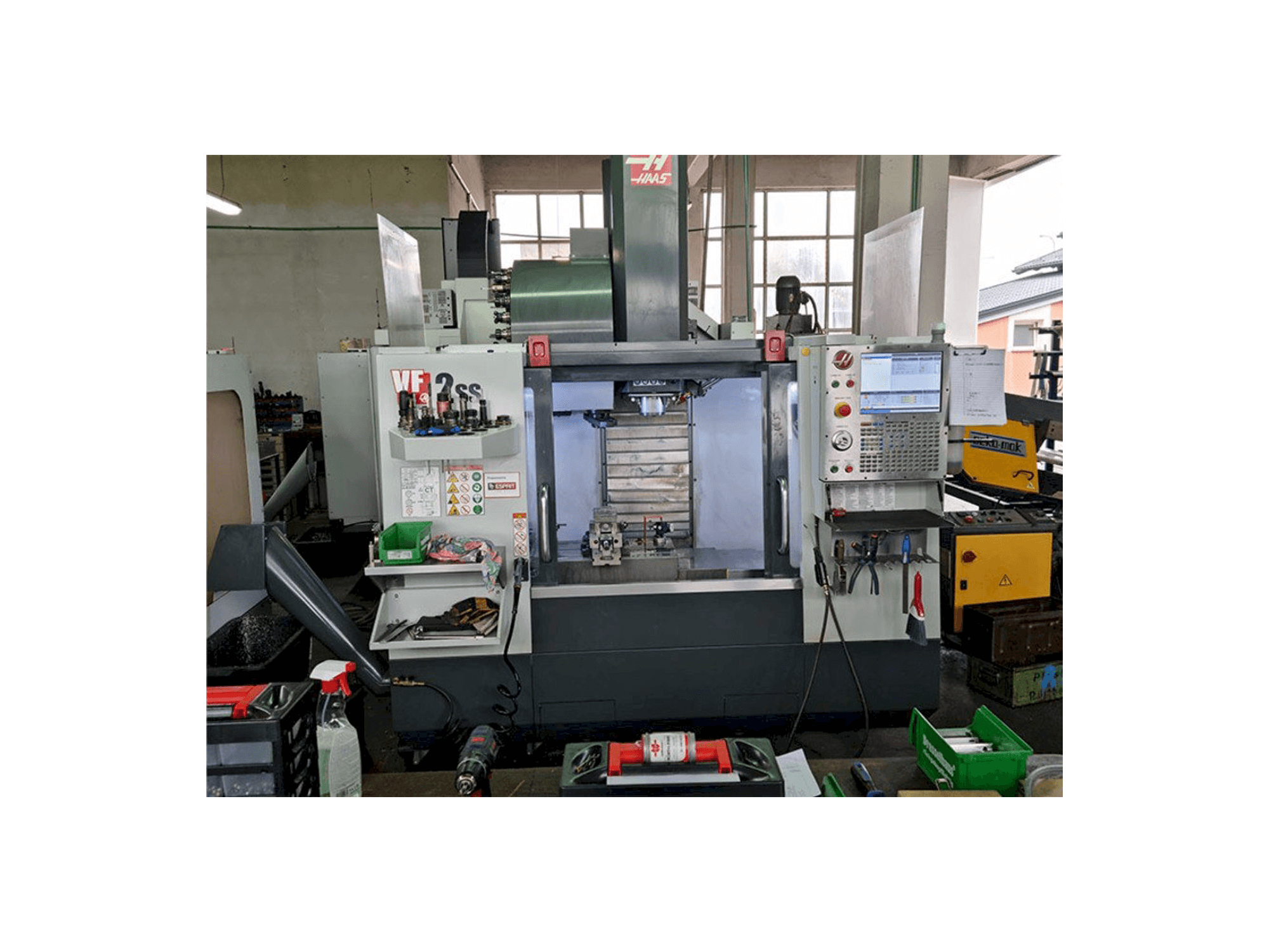 Vista frontale della macchina HAAS VF-2SS