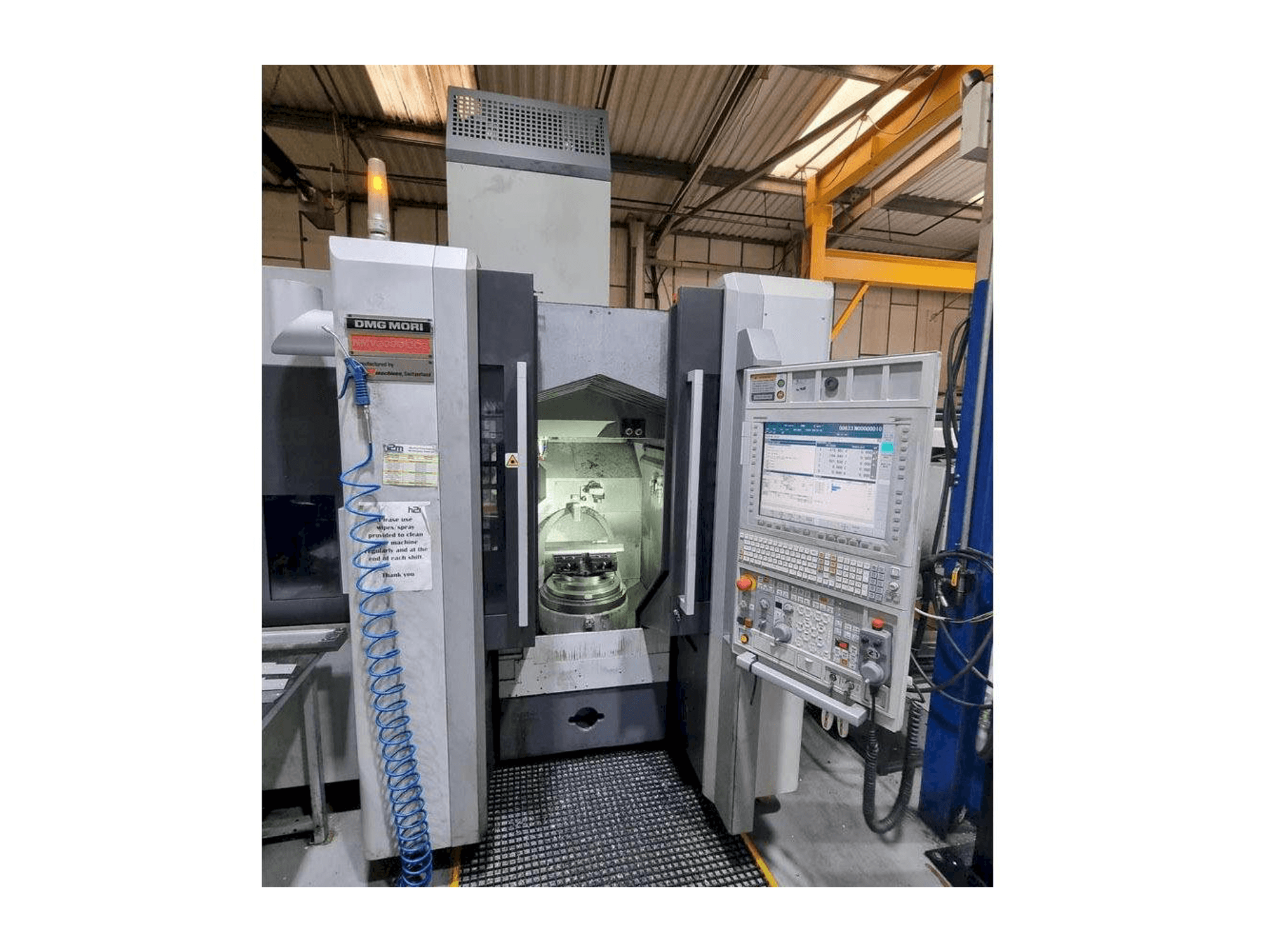 Vista frontale della macchina DMG MORI NMV3000 DCG