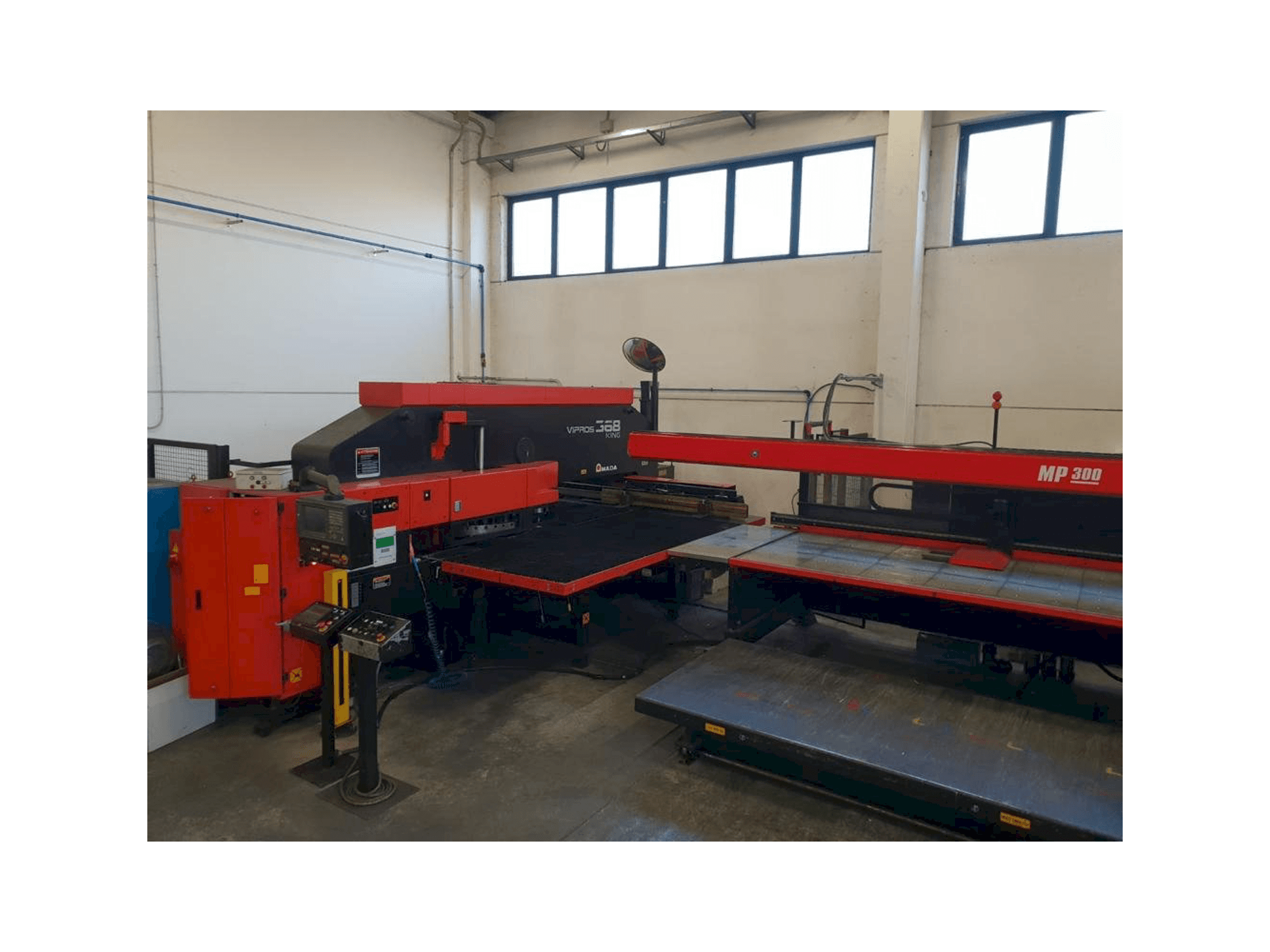 Vista frontale della macchina AMADA VIPROS 368 KING