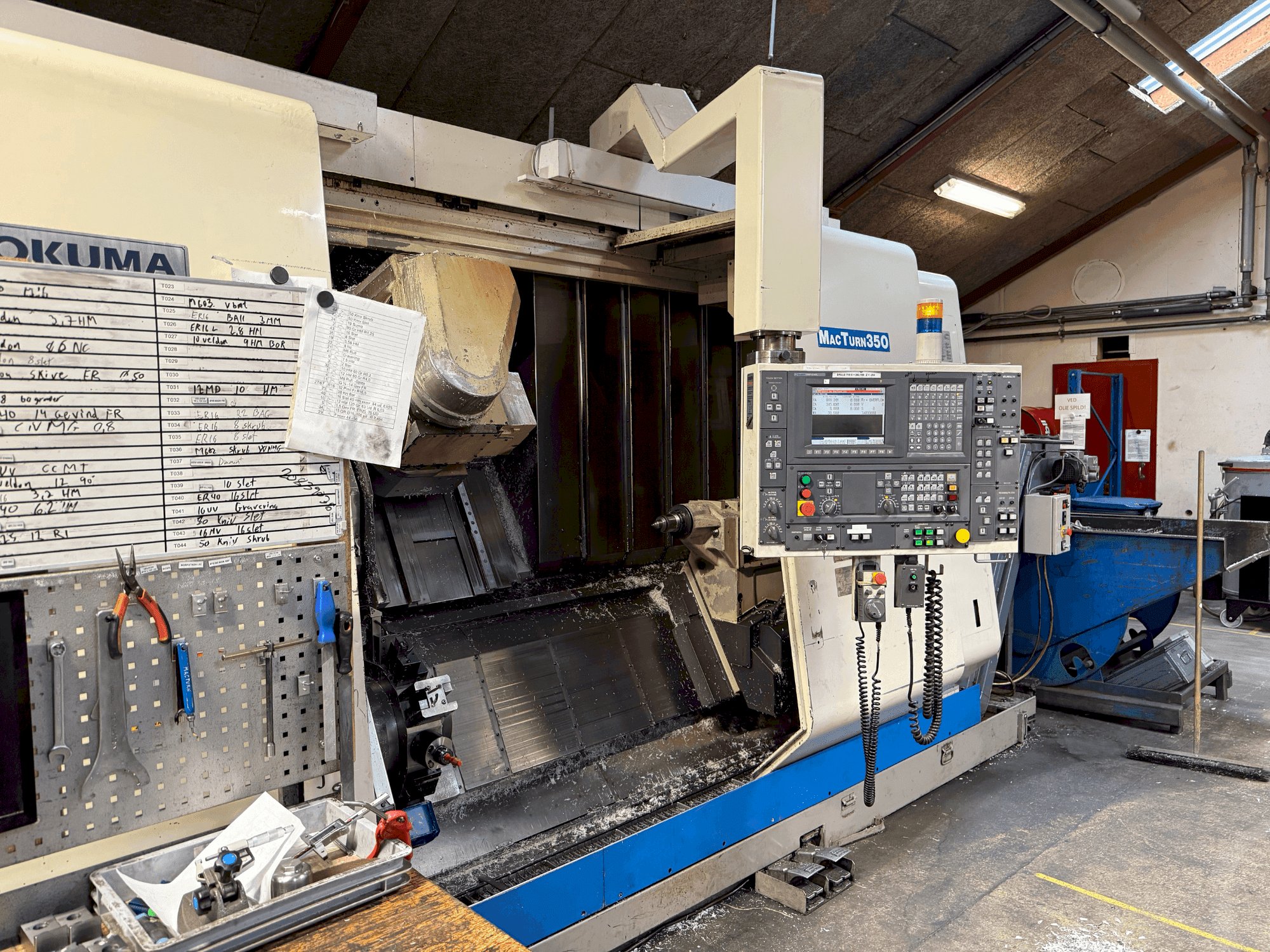 Vista frontale della macchina Okuma MacTurn 350