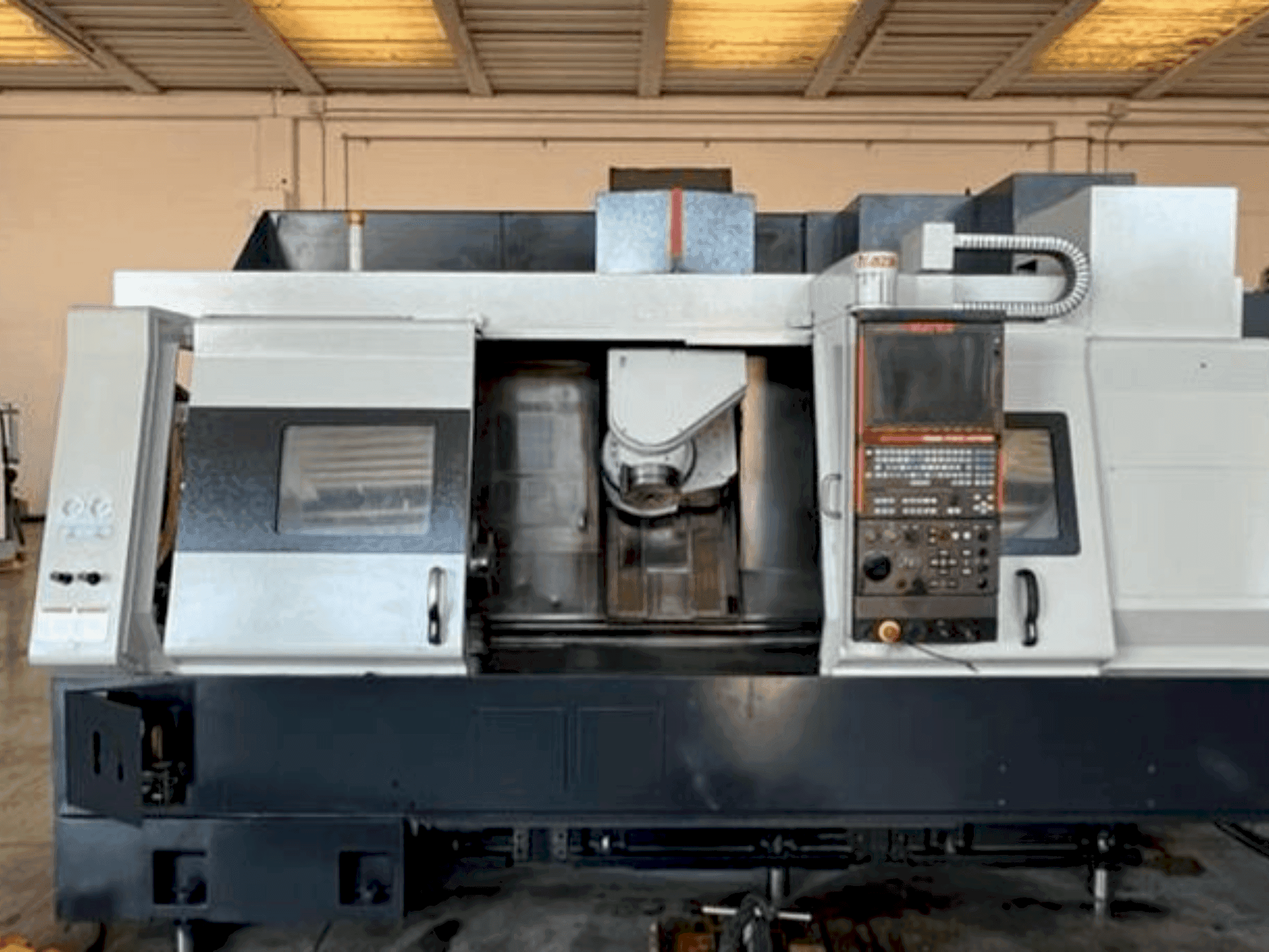 Vista frontale della macchina Mazak INTEGREX 200 IV S (2007)