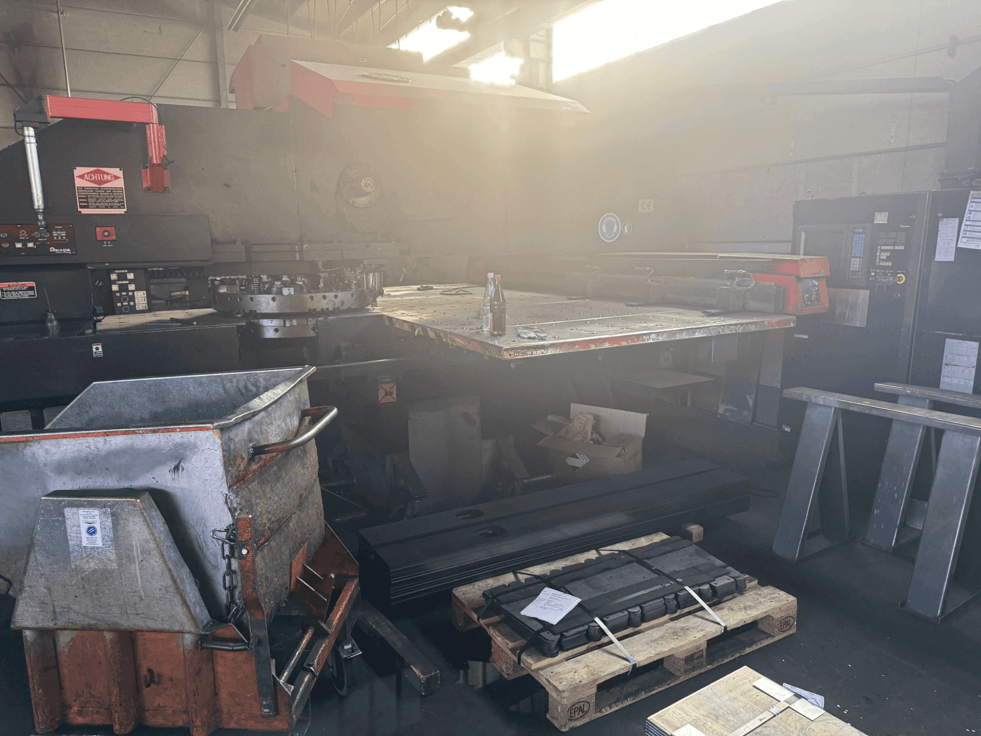 Vista frontale della macchina AMADA PEGA 306072 2000MM