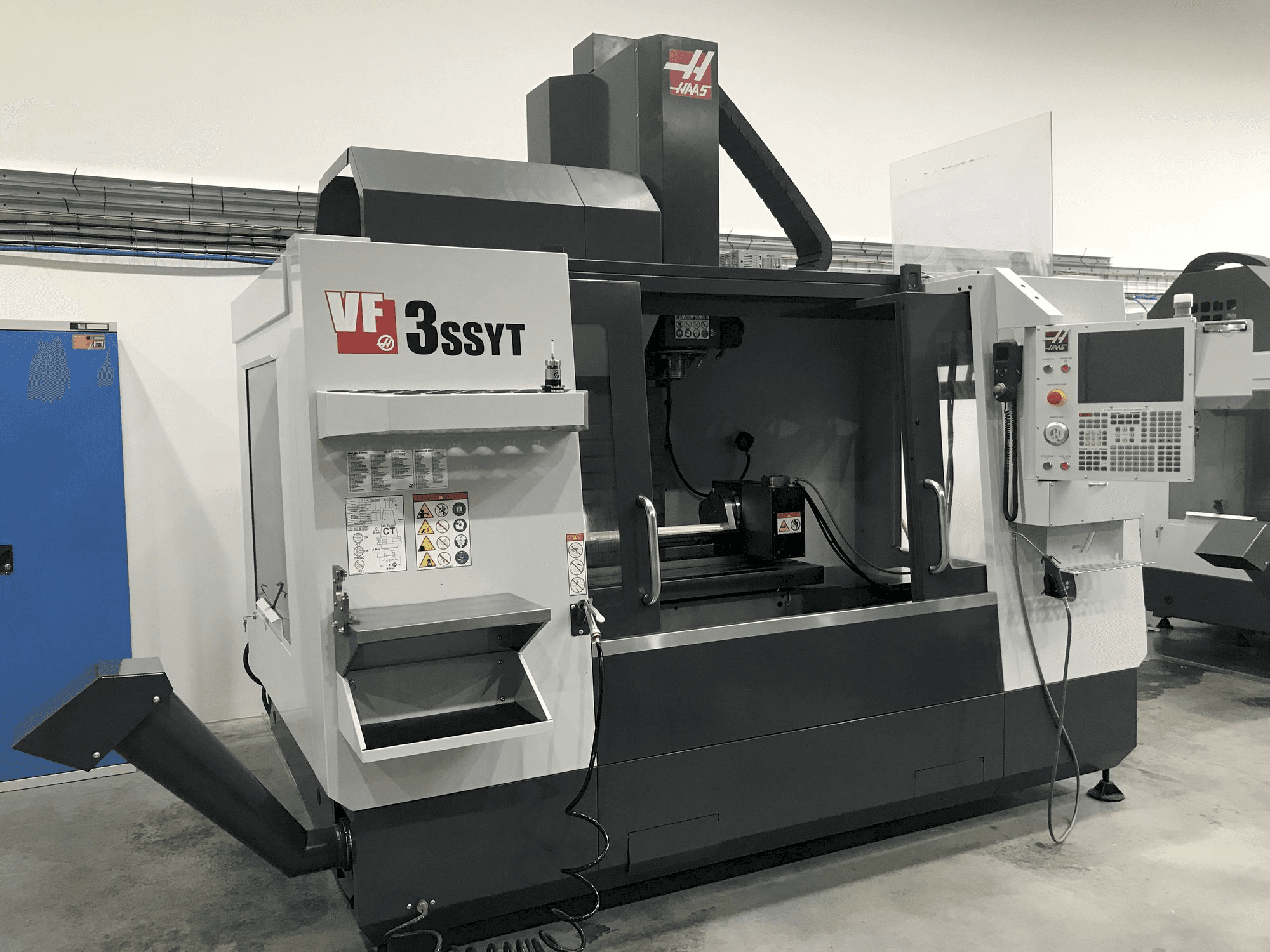Vista frontale della macchina HAAS VF-3 SSYT