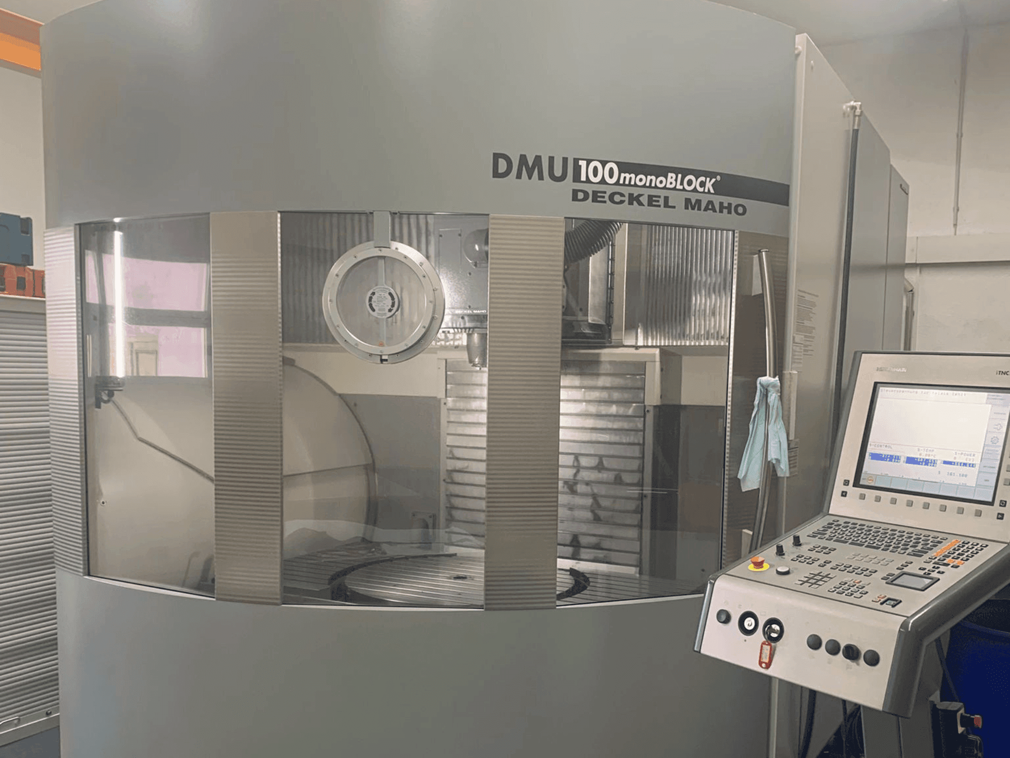 Vista frontale della macchina DMG DECKEL MAHO 100T Monoblock