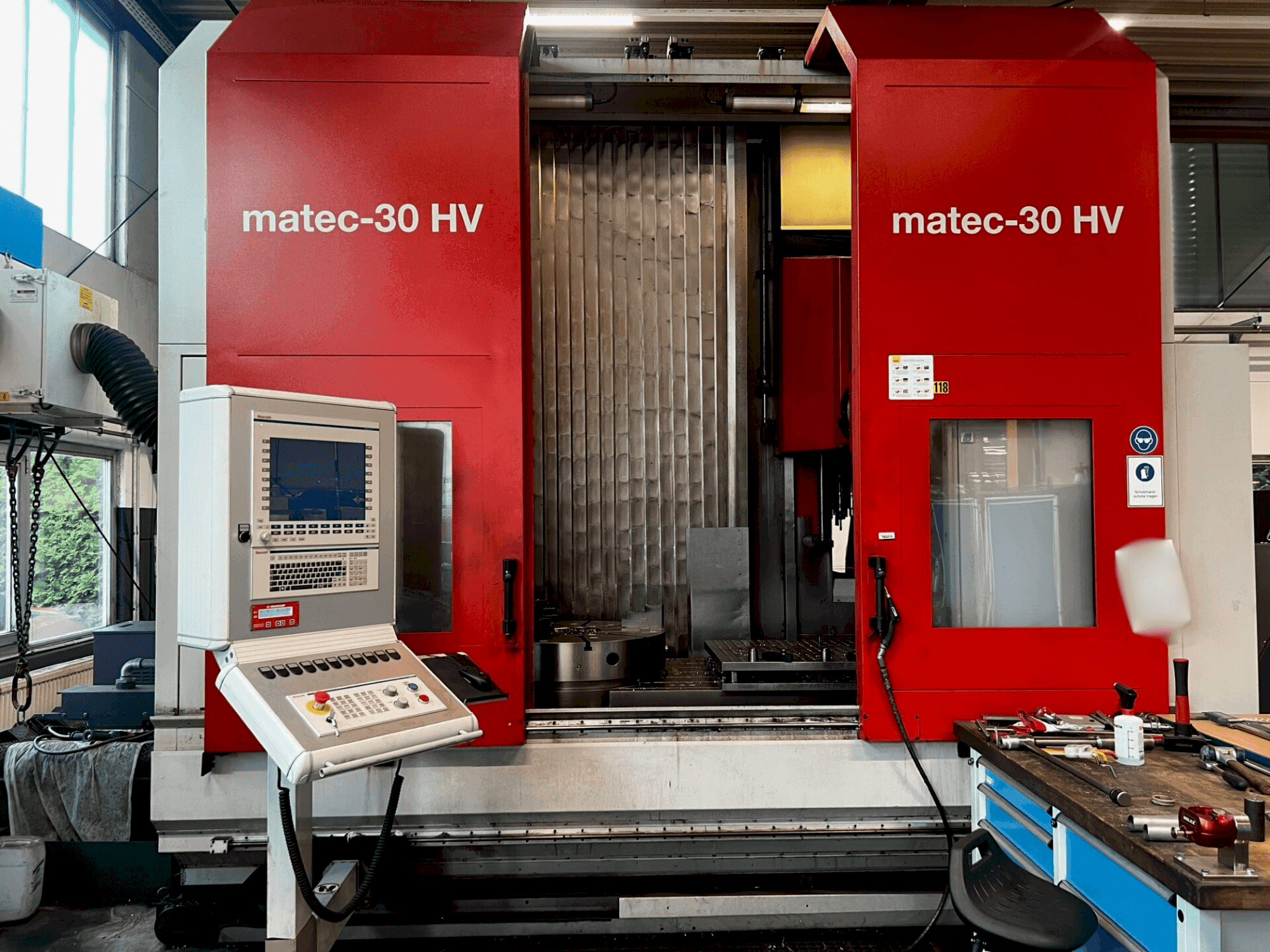 Vista frontale della macchina Matec 30 HV