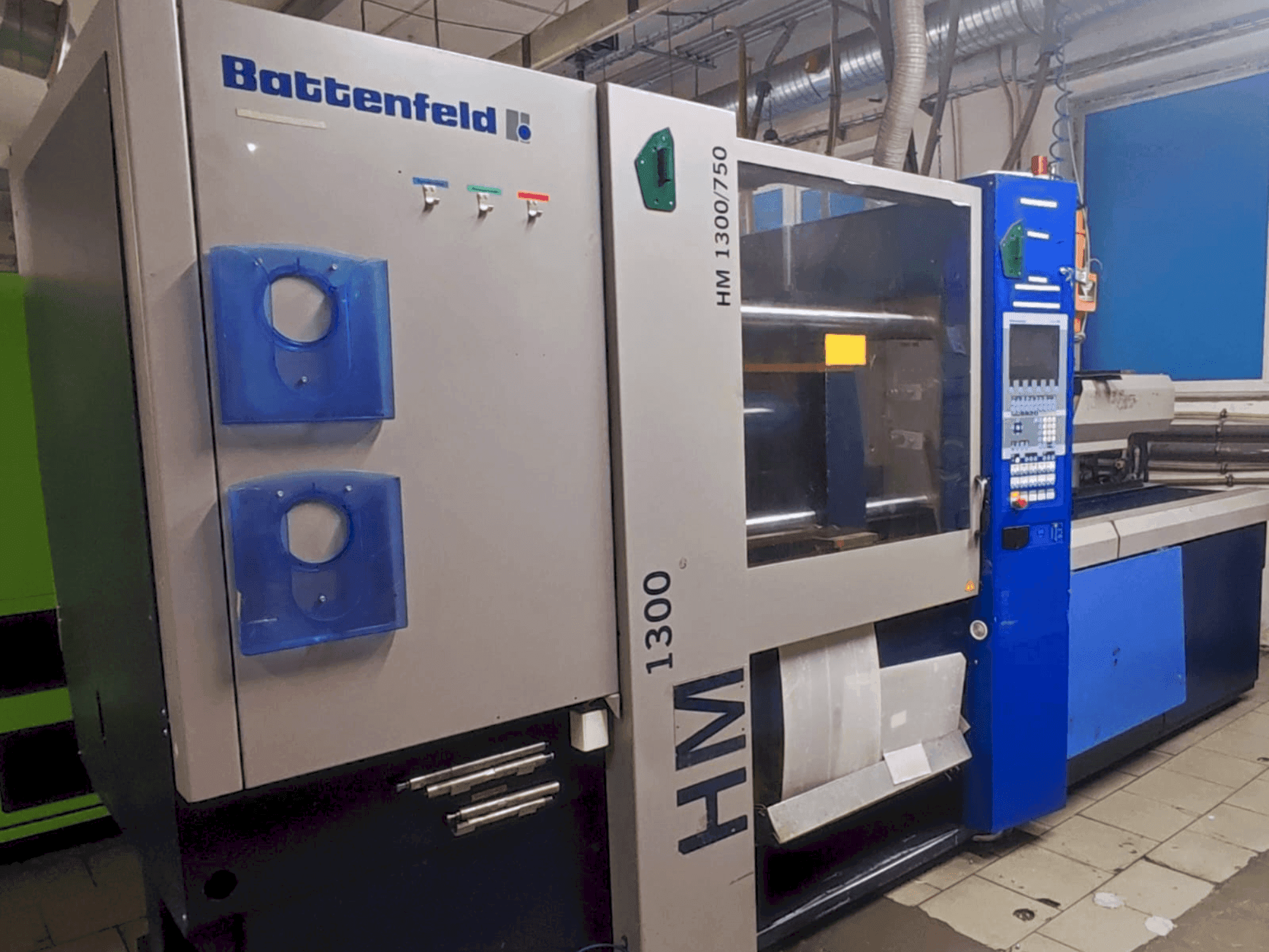 Vista frontale della macchina Battenfeld HM 1300/750
