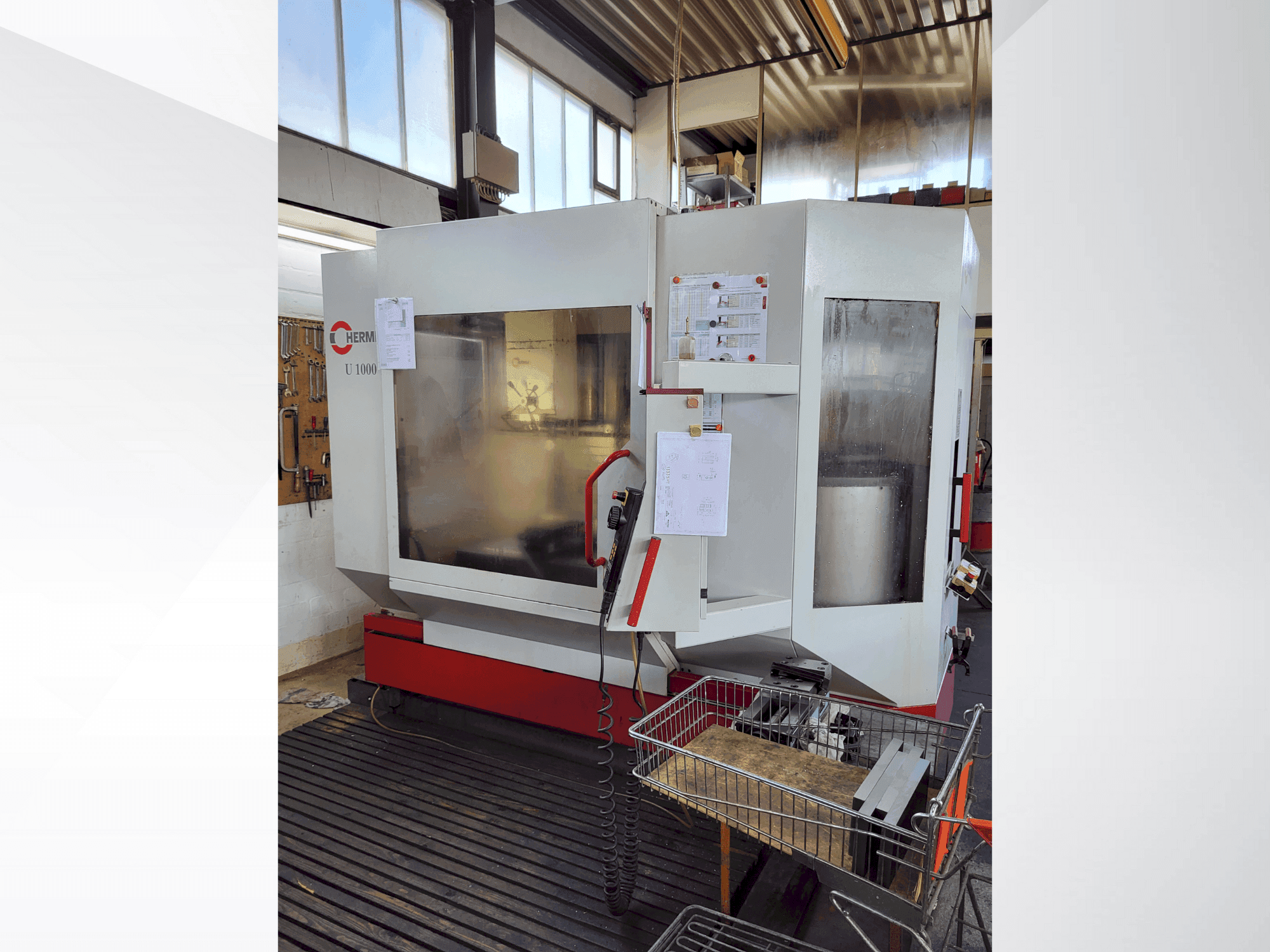 Vista frontale della macchina HERMLE U1000T