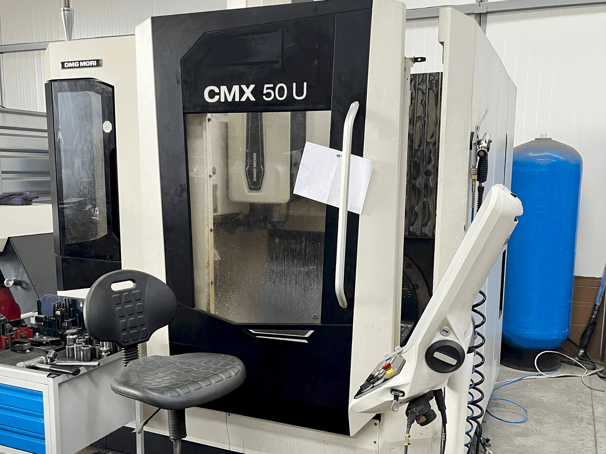 Vista frontale della macchina DMG MORI CMX 50 U