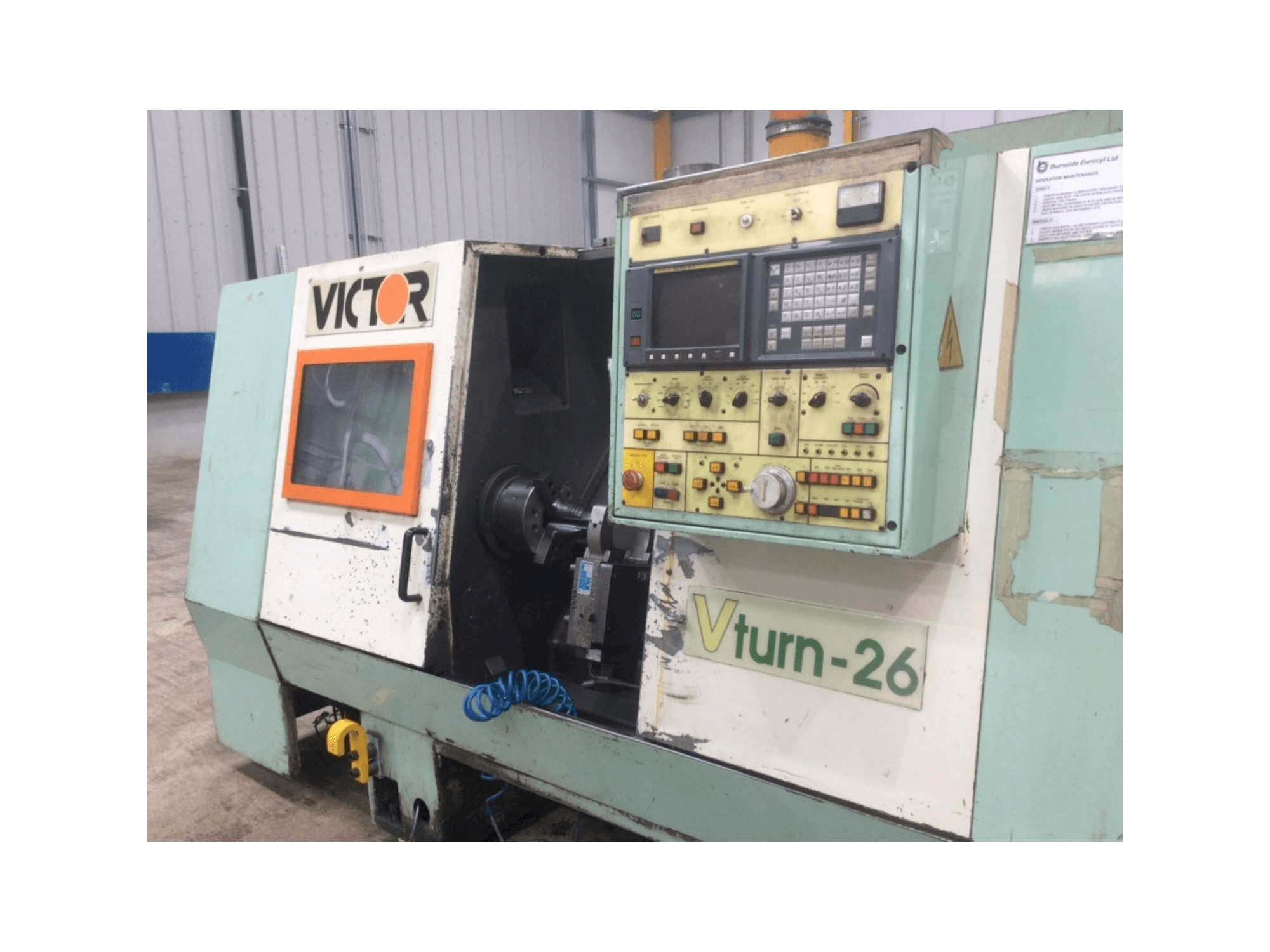 Vista frontale della macchina Victor V Turn-26