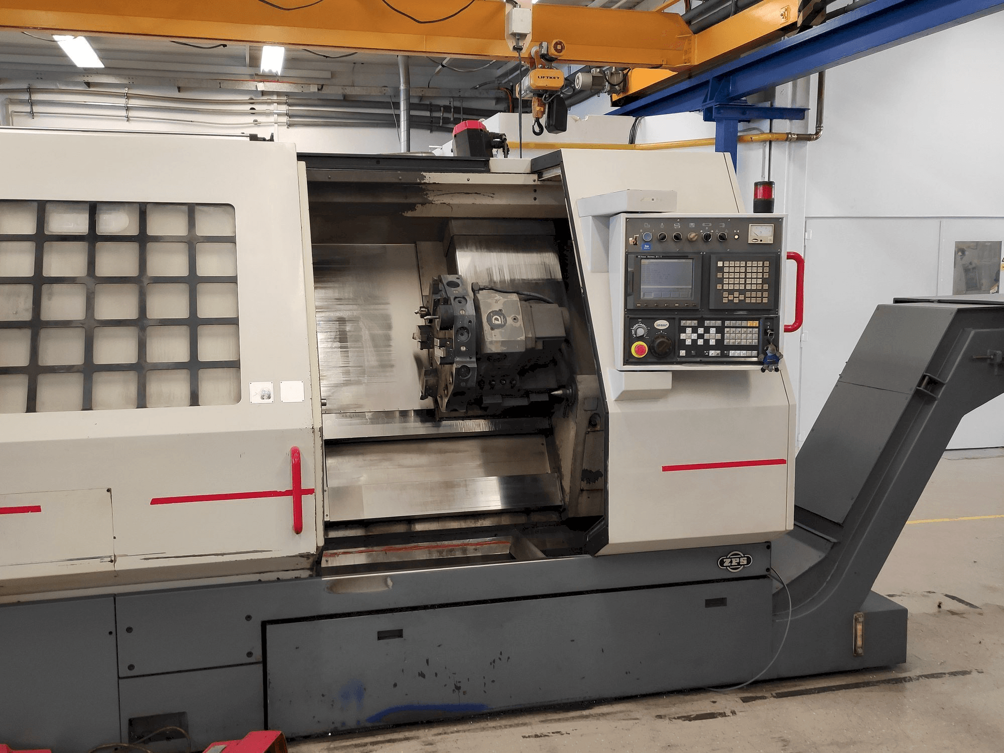 Vista frontale della macchina ZPS S-80/750 CNC