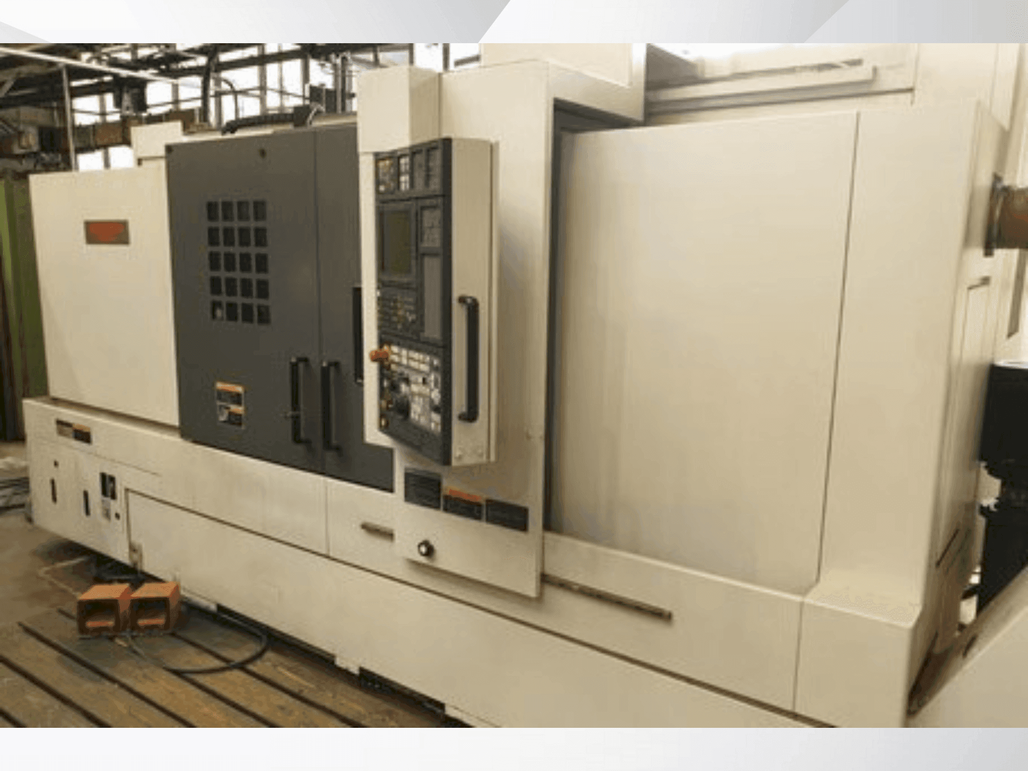 Vista frontale della macchina MORI SEIKI NL2500MC