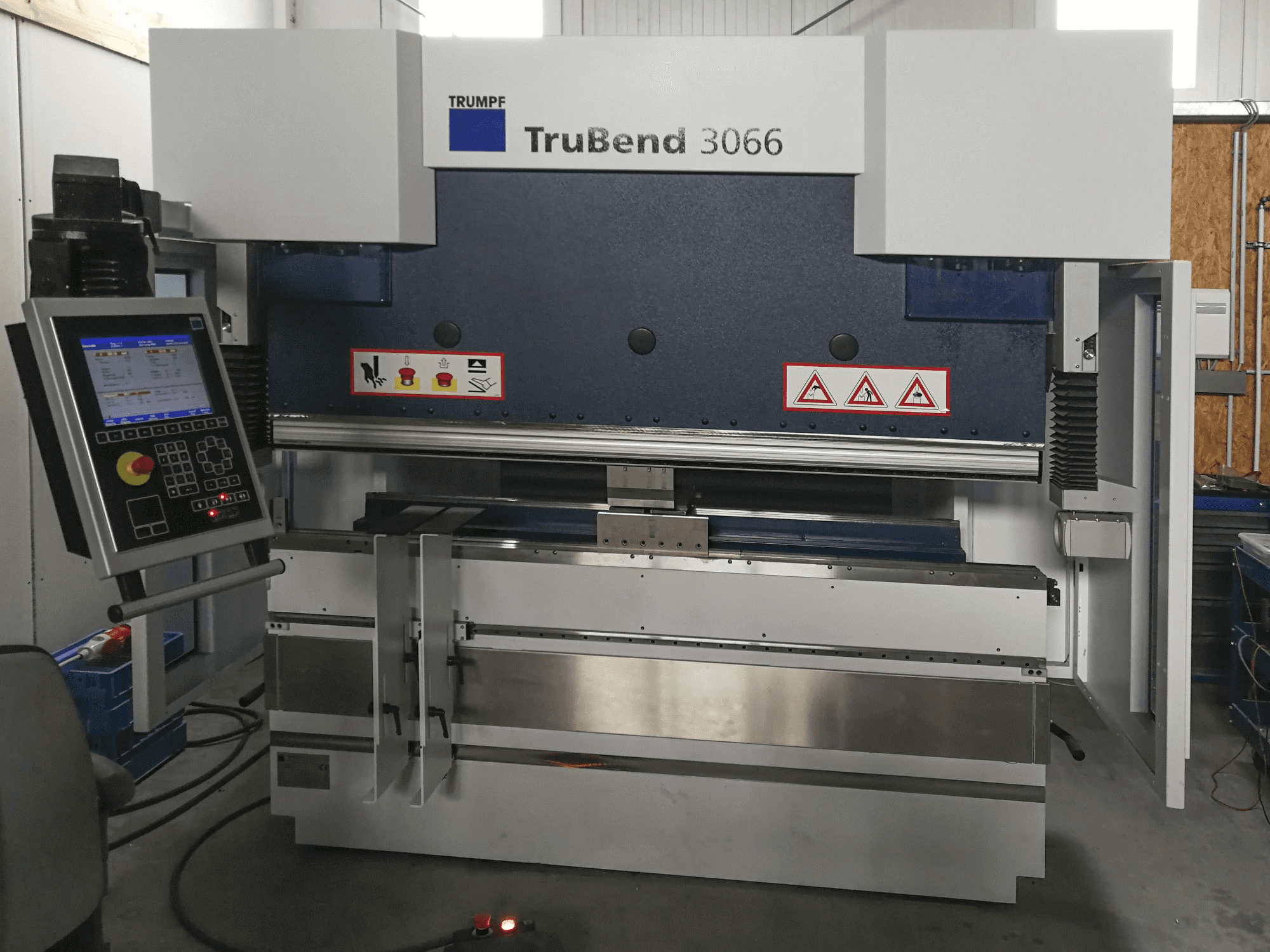 Vista frontale della macchina Trumpf TruBend 3066
