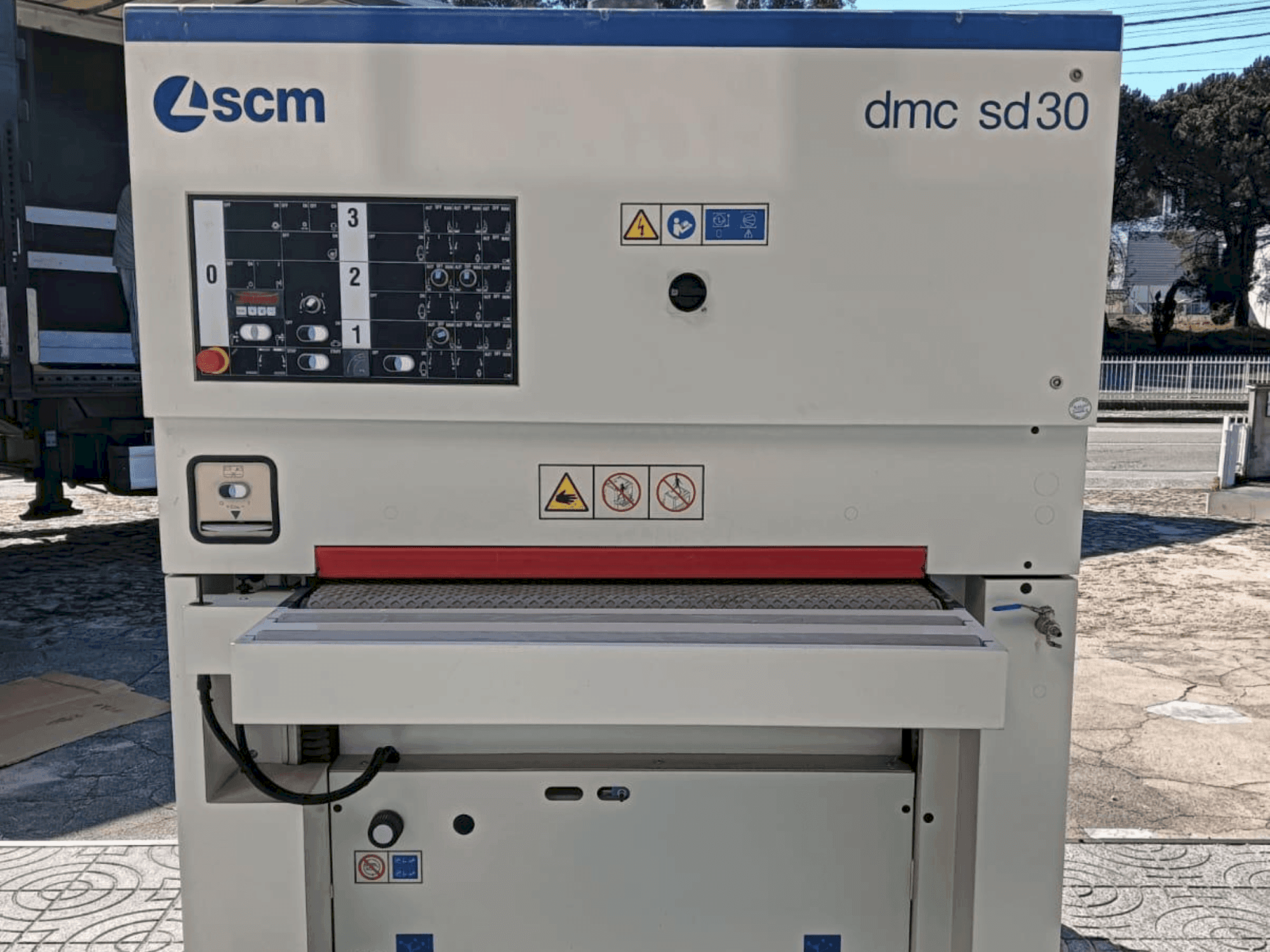 Vista frontale della macchina SMCTL DMC SD 30 RCS 110