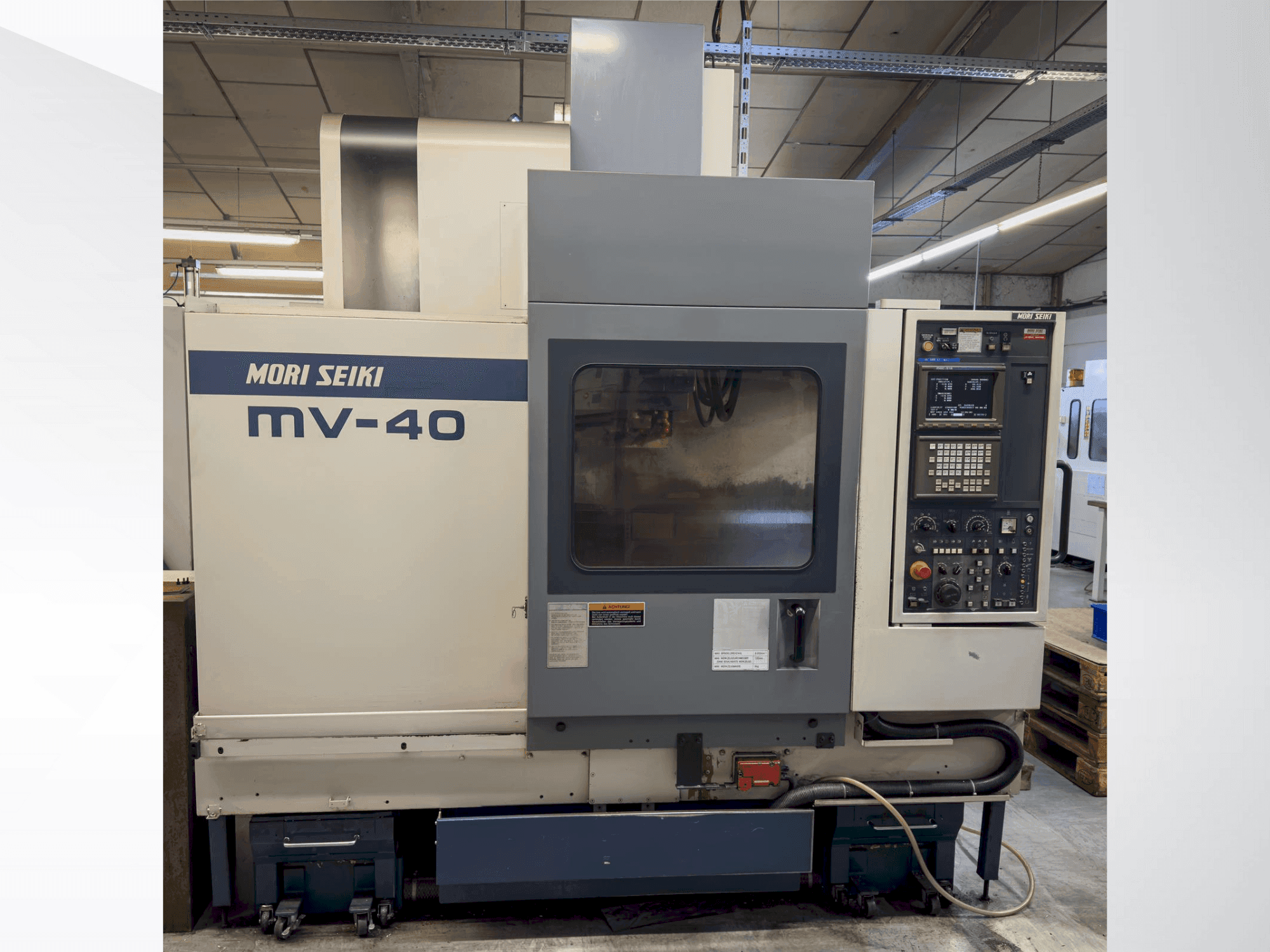 Vista frontale della macchina MORI SEIKI MV 40B/40