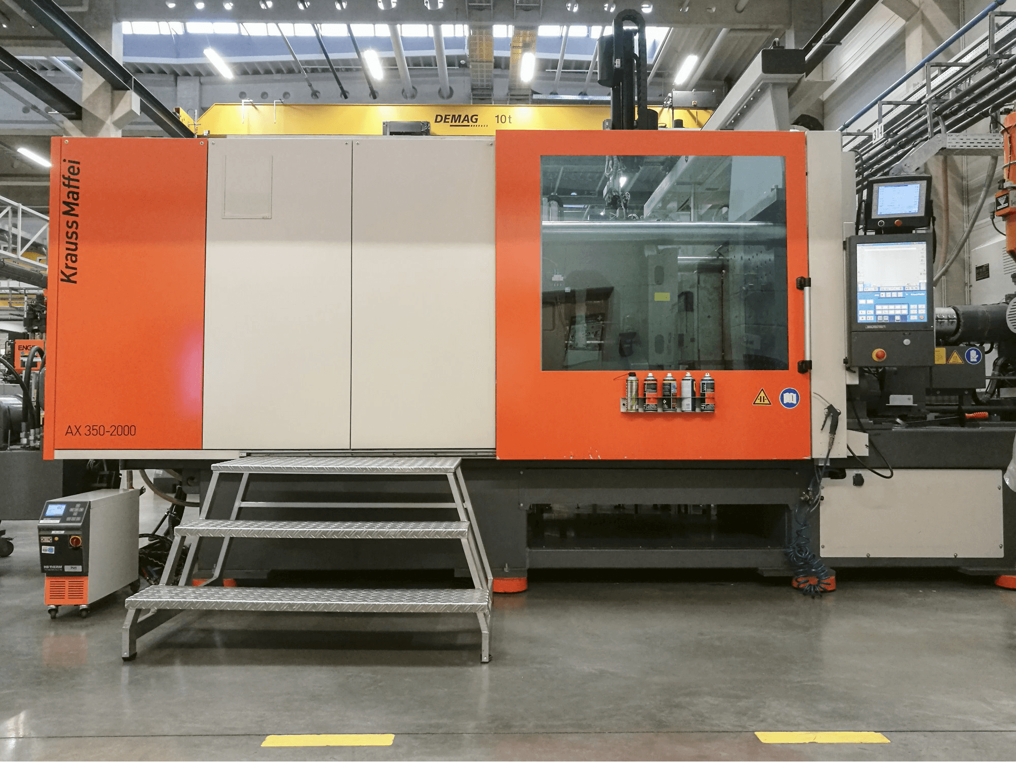 Vista frontale della macchina Krauss Maffei 350-2000 AX