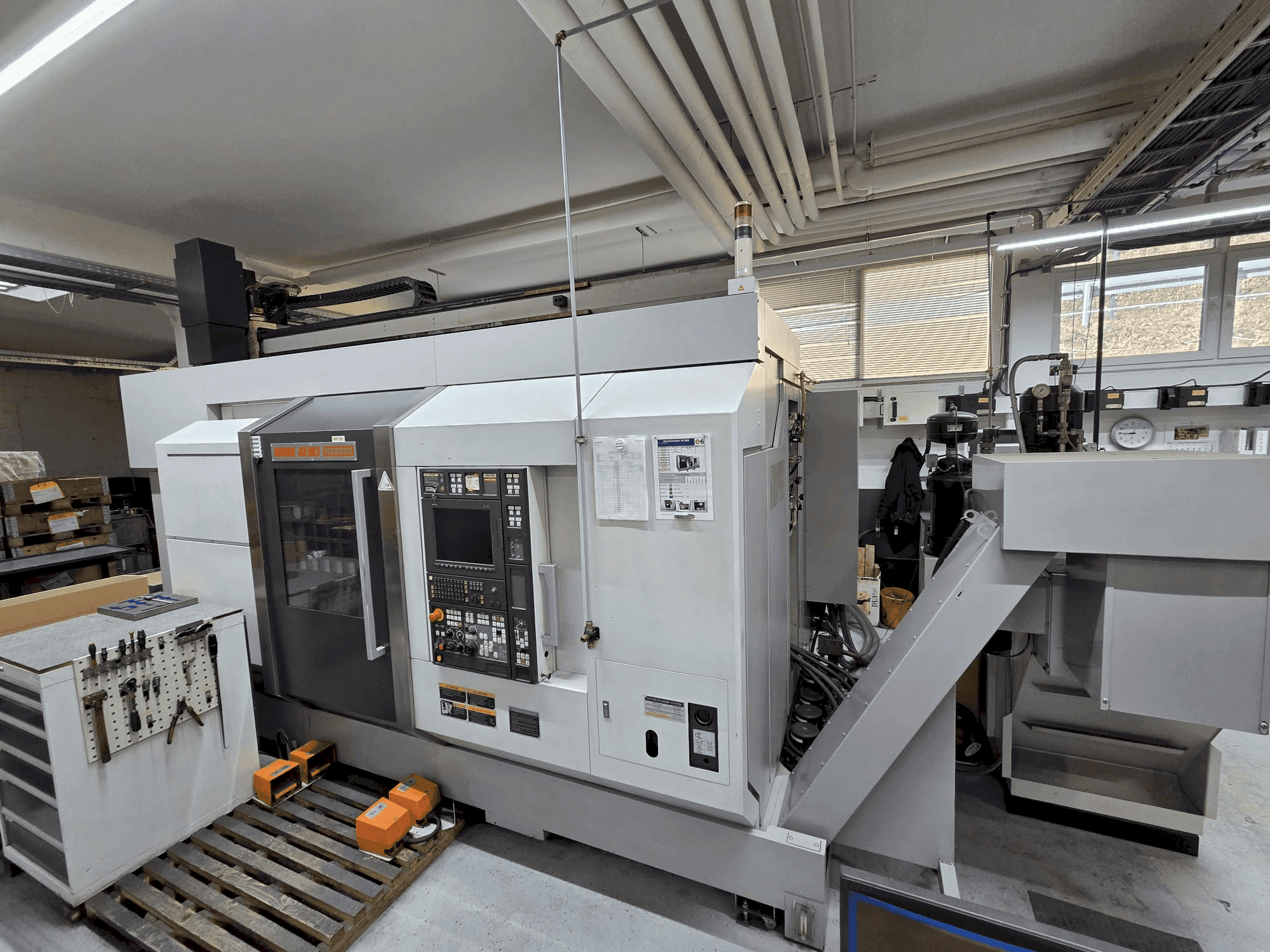 Vista frontale della macchina DMG Seiki NZ2000