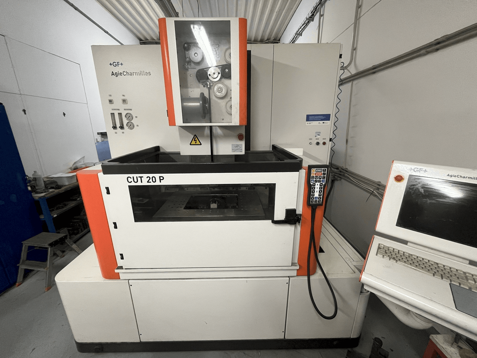 Vista frontale della macchina AgieCharmilles CUT 20 P